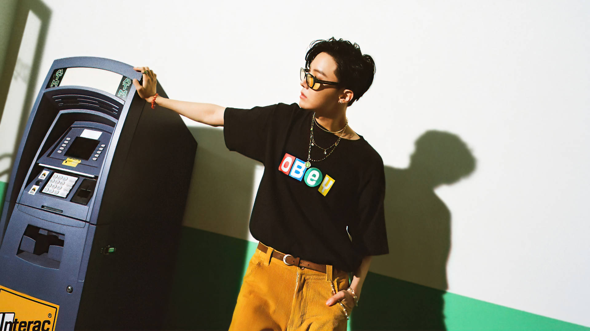 เจโฮปโพสท่าถอนเงินกับตู้เอทีเอ็ม วอลเปเปอร์