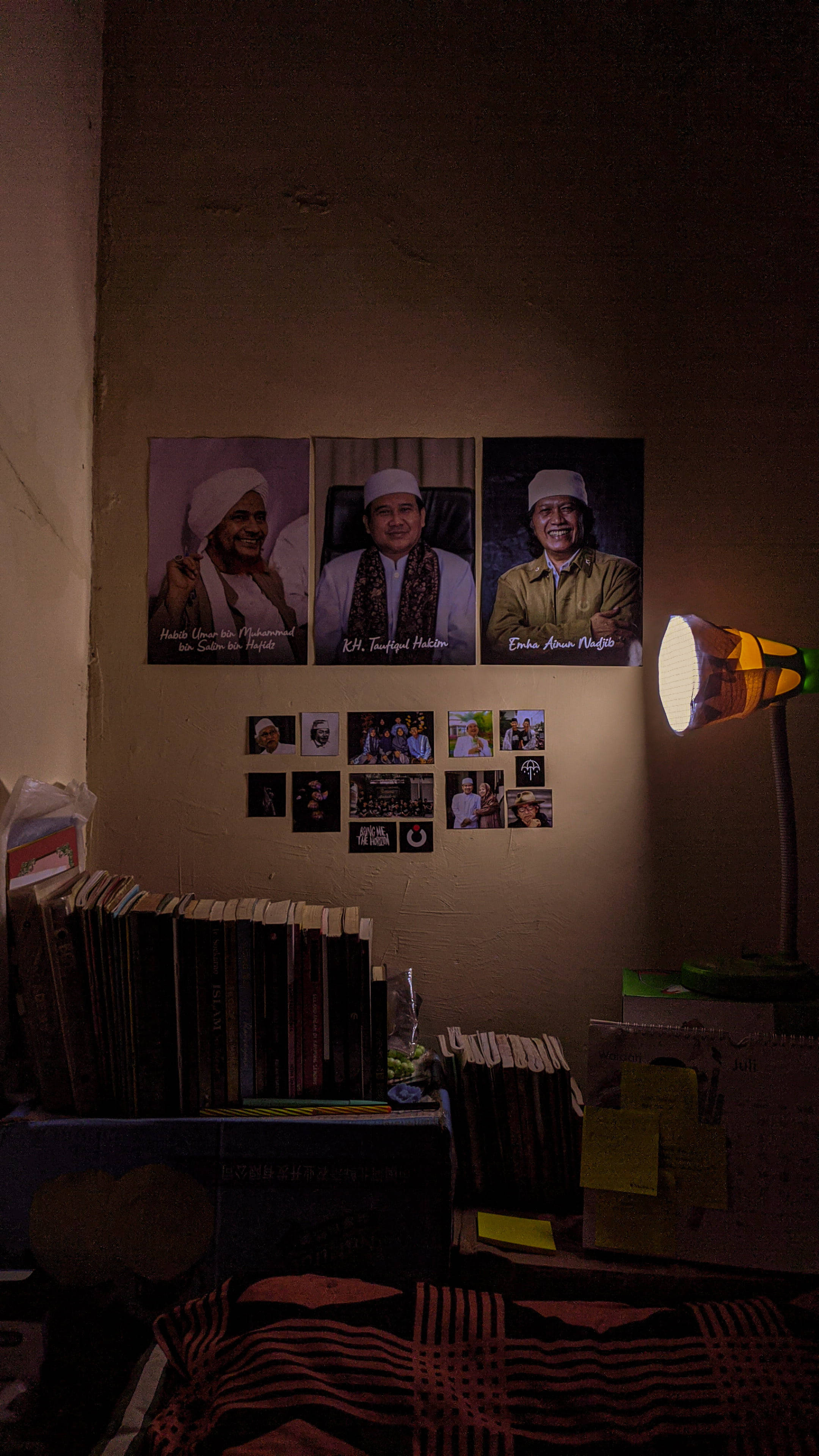 เดสก์ท็อปหนังสือสวยงามในห้องเล็ก วอลเปเปอร์