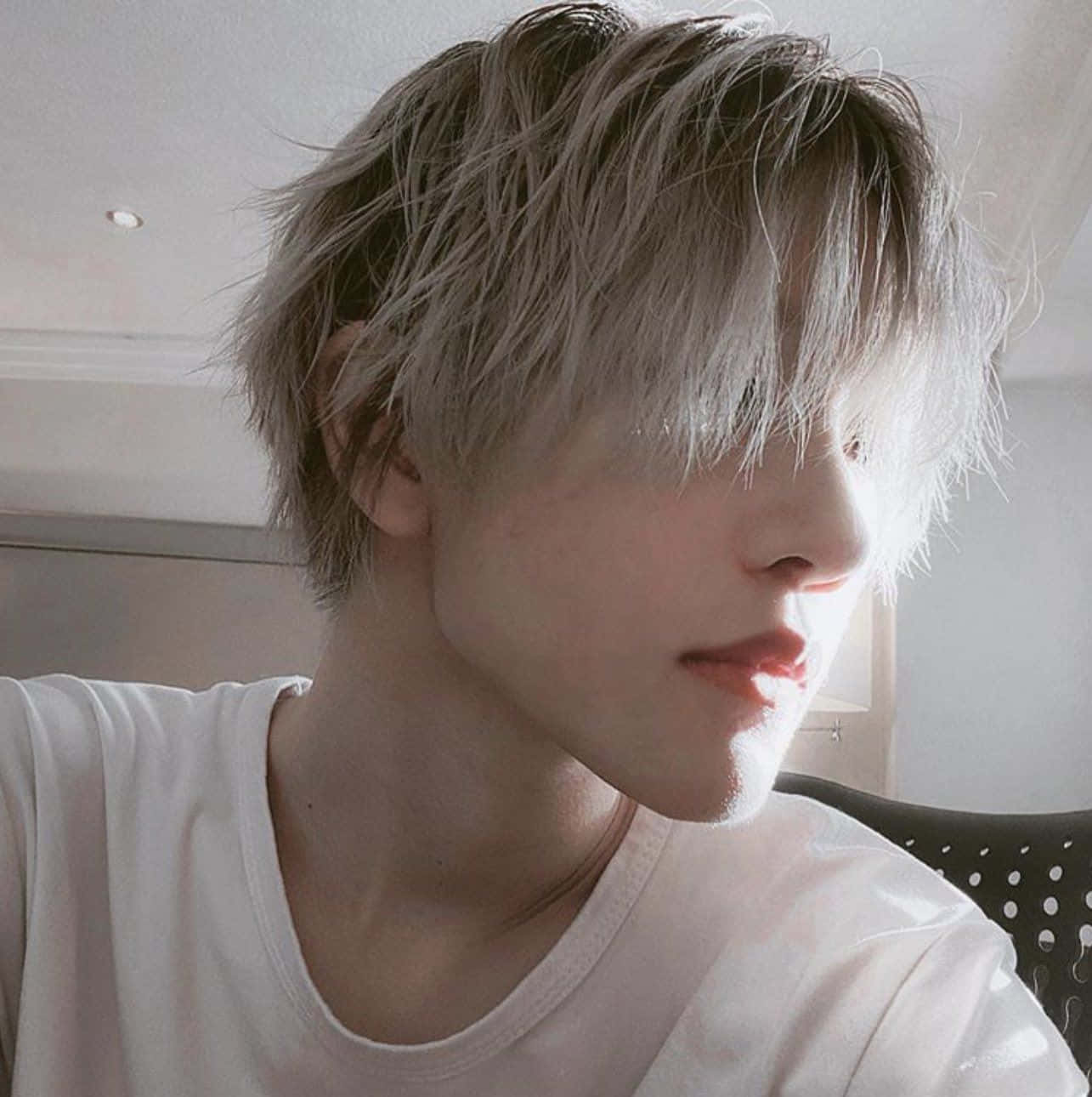 เด็กชายยืนริมทะเลสาบ มองออกไปยังทิวทัศน์ วอลเปเปอร์
