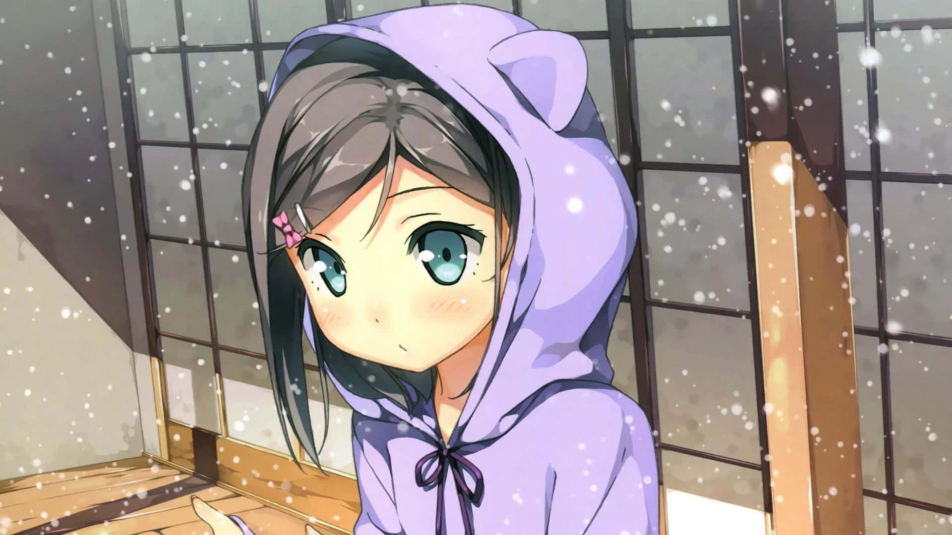 เด็กผู้หญิงในเสื้อฮู้ดสีม่วงนั่งอยู่บนพื้นไม้ วอลเปเปอร์