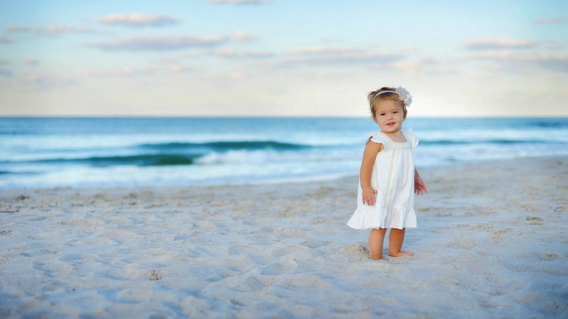เด็กหญิงชายหาดในชุดเดรสสีขาว วอลเปเปอร์