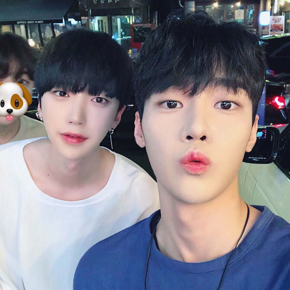 เด็กหนุ่มชาวเกาหลีสองคนกำลังโพสท่าถ่ายเซลฟี่ วอลเปเปอร์
