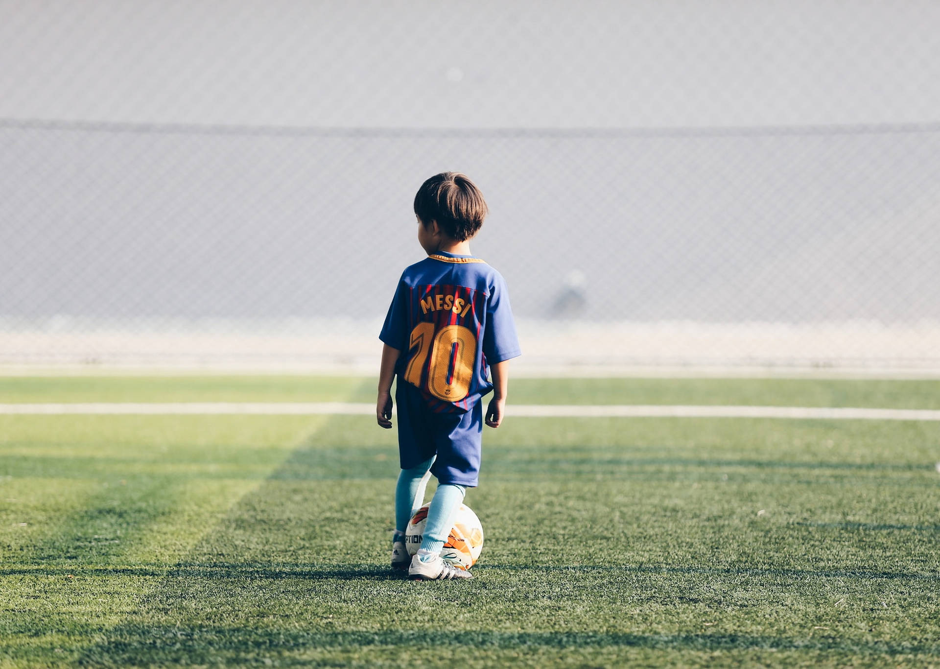 วอลเปเปอร์เดสก์ท็อปเด็กแฟนฟุตบอลในเสื้อ Lionel Messi — ฟุตบอล วอลเปเปอร์