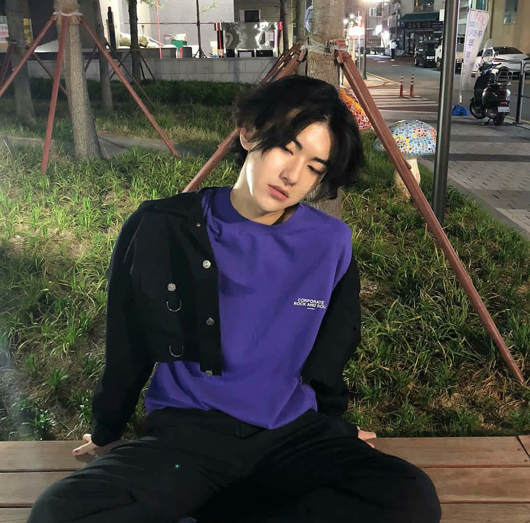 เด็กหนุ่มผู้มีสไตล์กำลังเพลิดเพลินกับวันที่สวยงาม วอลเปเปอร์