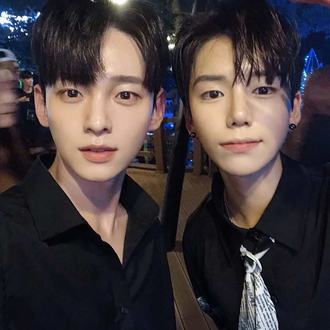เด็กหนุ่มผู้มีแววตาครุ่นคิด วอลเปเปอร์