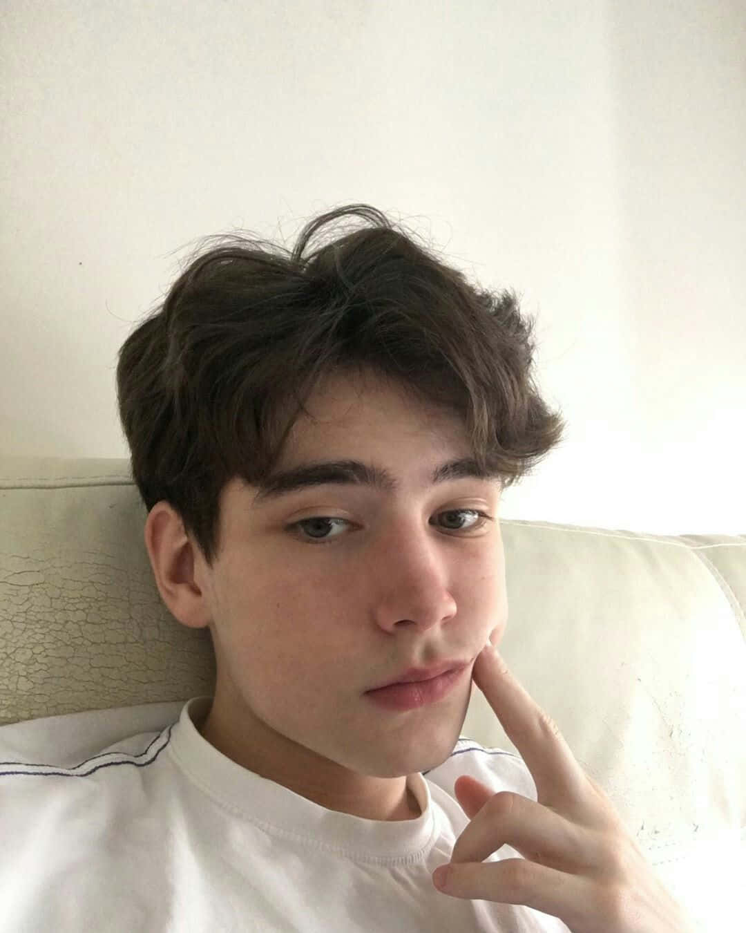 เด็กหนุ่มสไตล์อาร์ตดรีมเมอร์ในทุ่งหญ้าที่มีแสงแดดส่อง วอลเปเปอร์