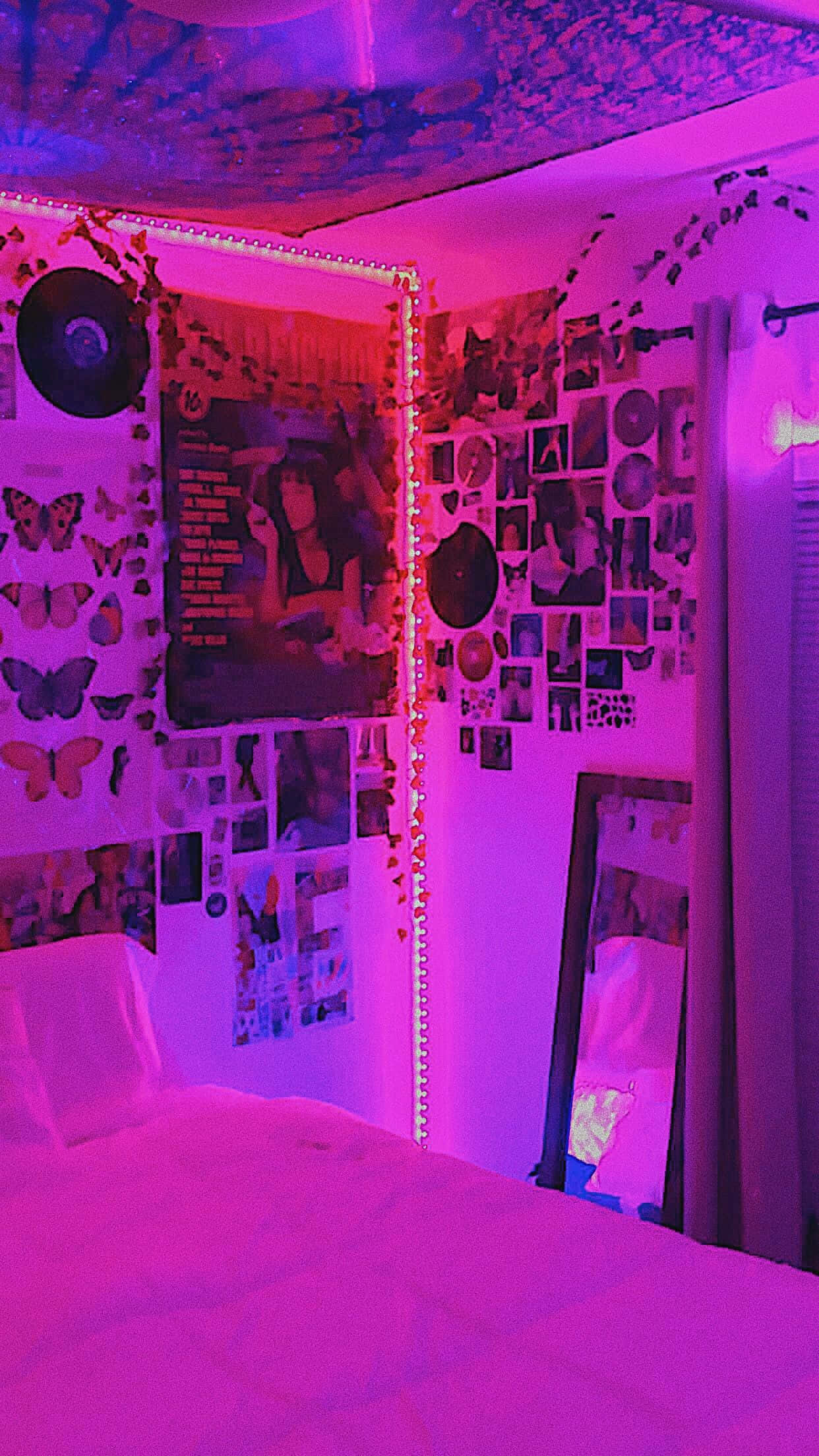 เตียงที่มีแสงสีชมพูส่องอยู่ วอลเปเปอร์