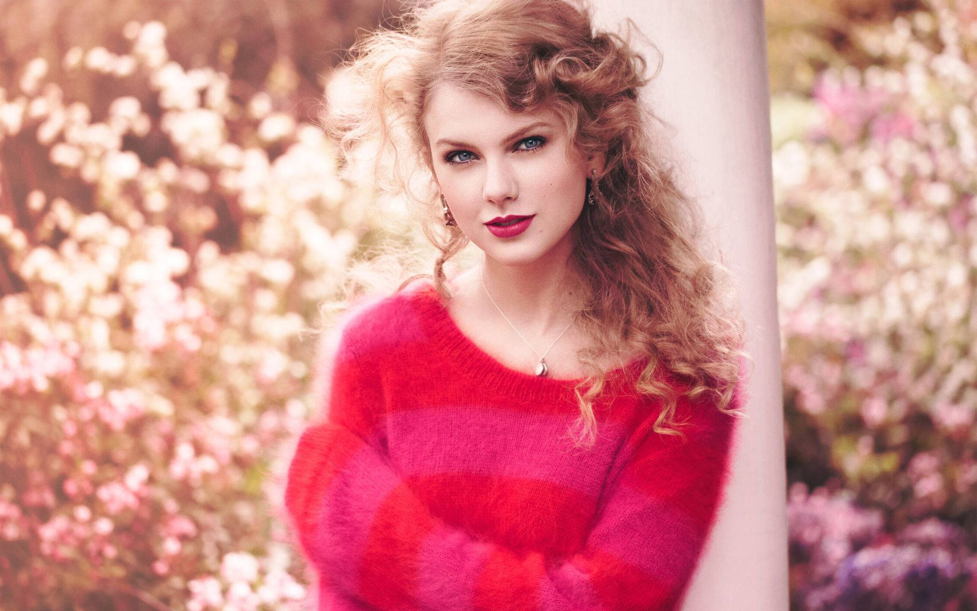 วอลเปเปอร์ภาพเทย์เลอร์ สวิฟต์เฉดสีชมพูน่ารัก — Taylor Swift วอลเปเปอร์