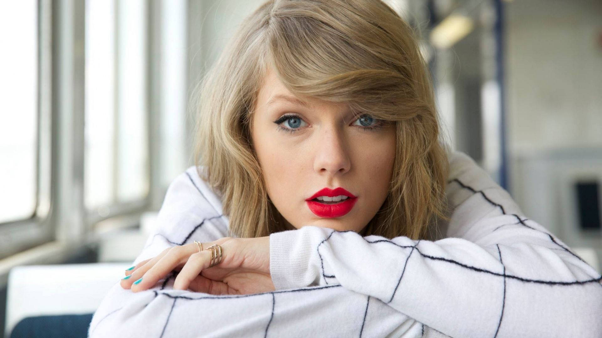 วอลเปเปอร์ภาพเทย์เลอร์ สวิฟต์คางวางบนโต๊ะ — Taylor Swift วอลเปเปอร์