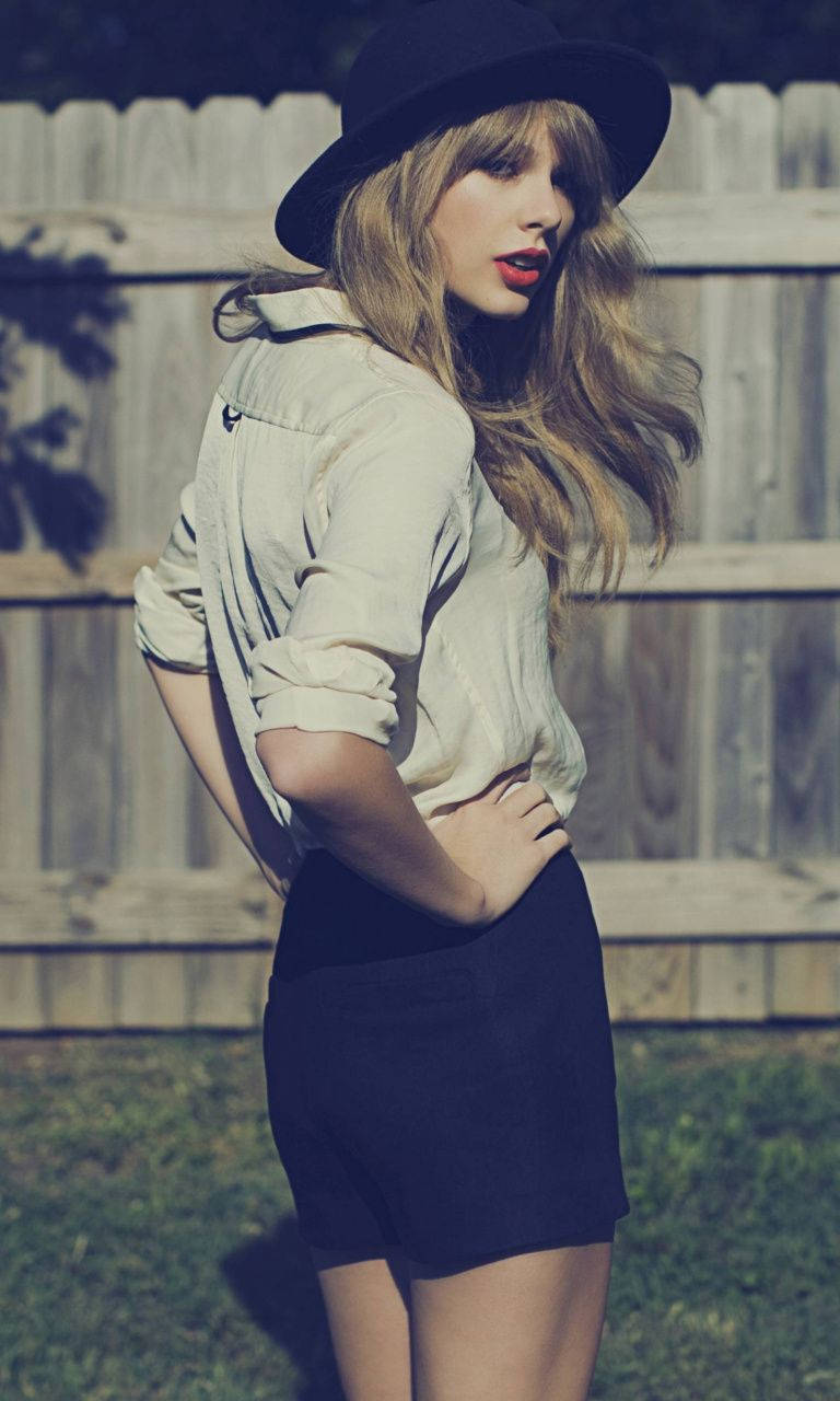 วอลเปเปอร์ HD นักร้องฮอลลีวูด เทย์เลอร์ สวิฟต์ ในหมวกชาวประมง — Taylor Swift วอลเปเปอร์