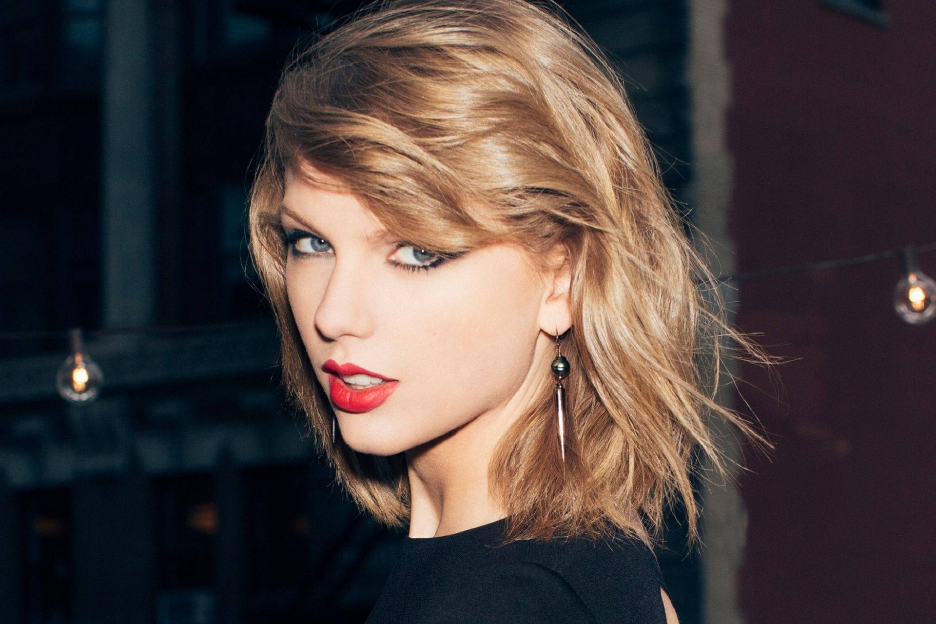 ภาพถ่ายวอลเปเปอร์เทย์เลอร์ สวิฟต์ ท่าโพสข้างที่ดุดัน — Taylor Swift วอลเปเปอร์