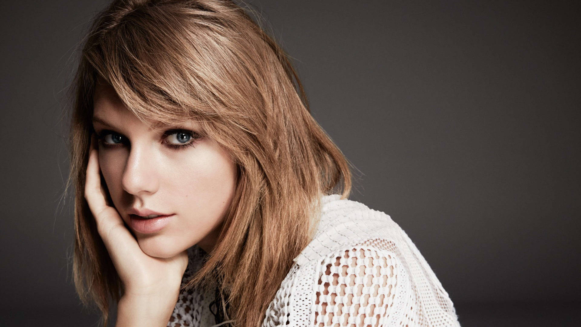 วอลเปเปอร์เทย์เลอร์ สวิฟต์น่ารักแต่งตาสีดำสโมคกี้อายส์ — Taylor Swift วอลเปเปอร์