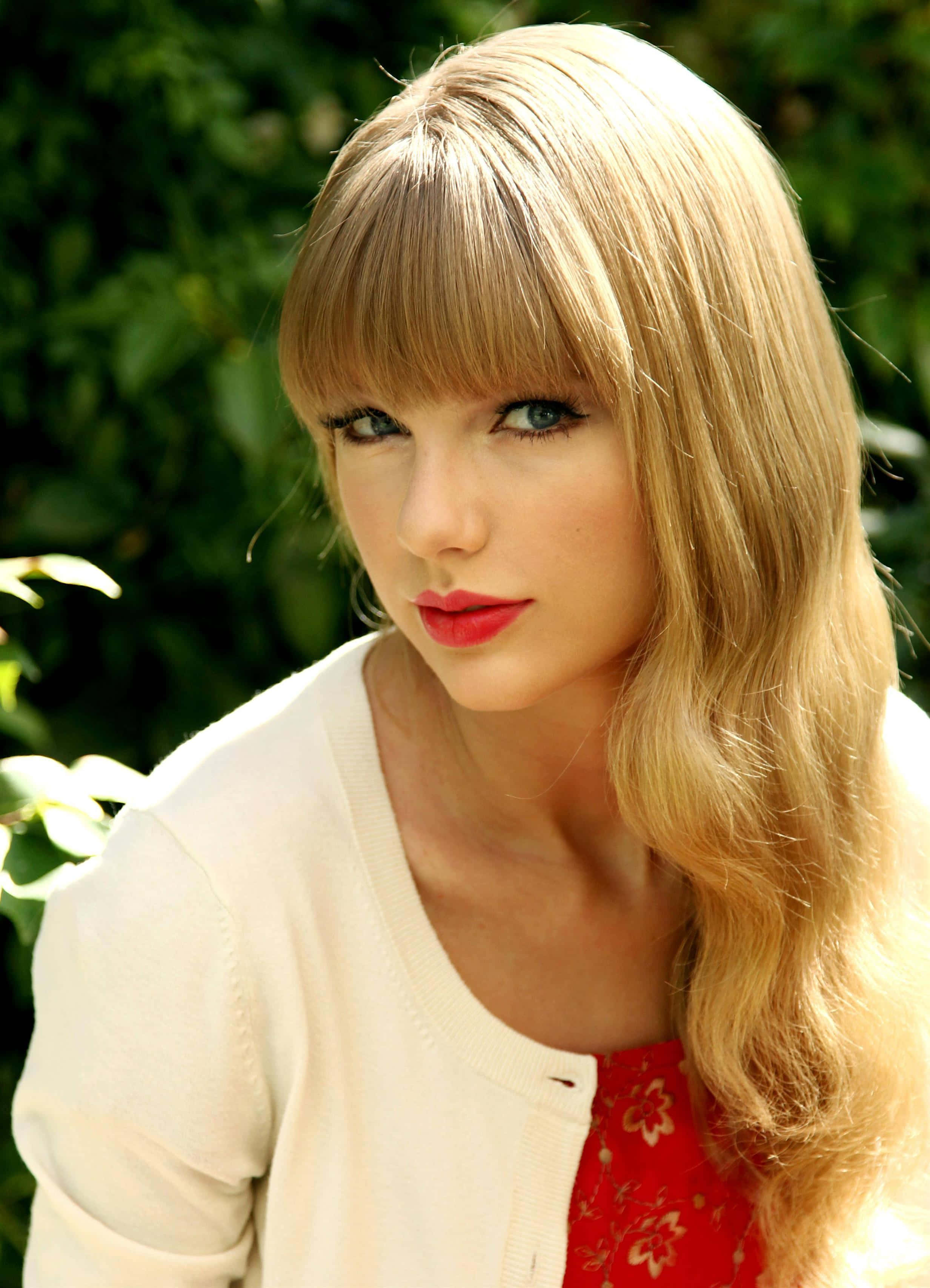 เทย์เลอร์ สวิฟต์ดูสวยสะกดตาในชุดเดรสสีแดงสุดเก๋ วอลเปเปอร์