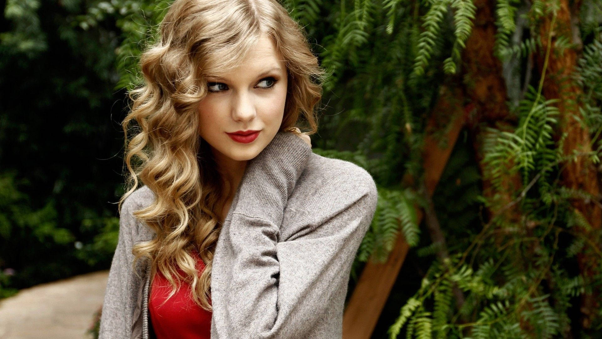 ภาพวอลเปเปอร์เทย์เลอร์ สวิฟต์ โพสท่ามองข้างผมหยิกน่ารัก — Taylor Swift วอลเปเปอร์