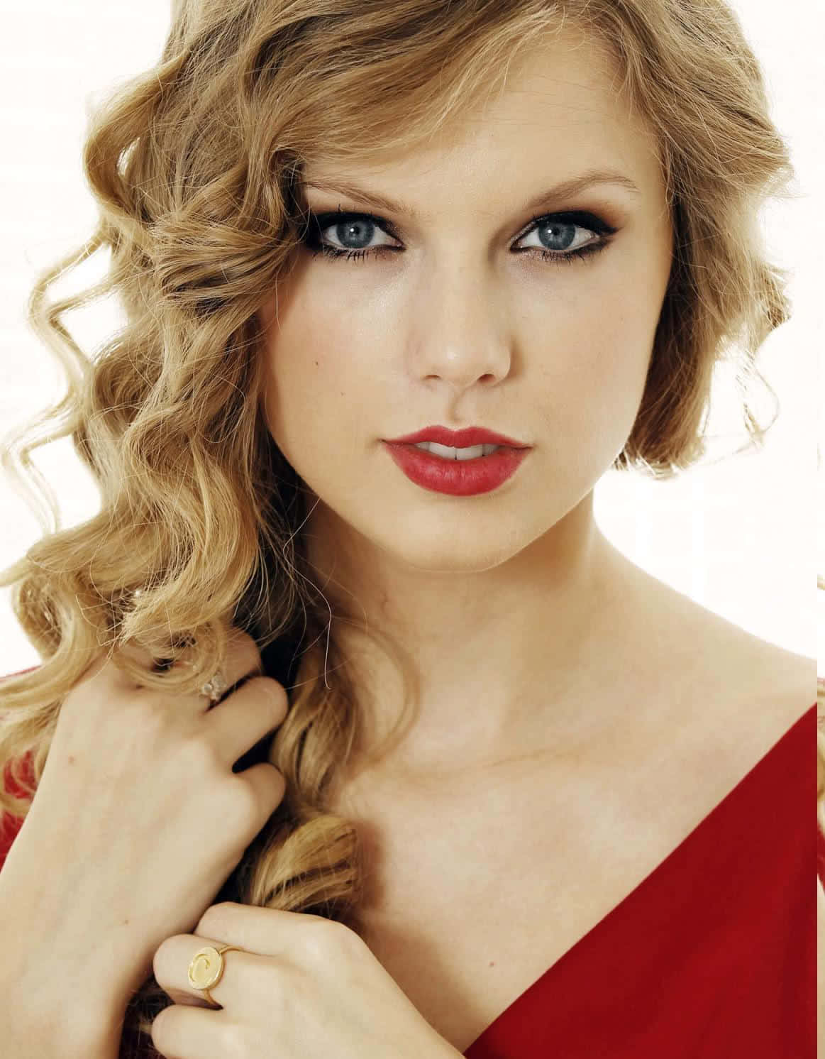 เทย์เลอร์ ส위ฟต์ดูสวยงามในชุดเดรสสีน้ำเงินของเธอ วอลเปเปอร์