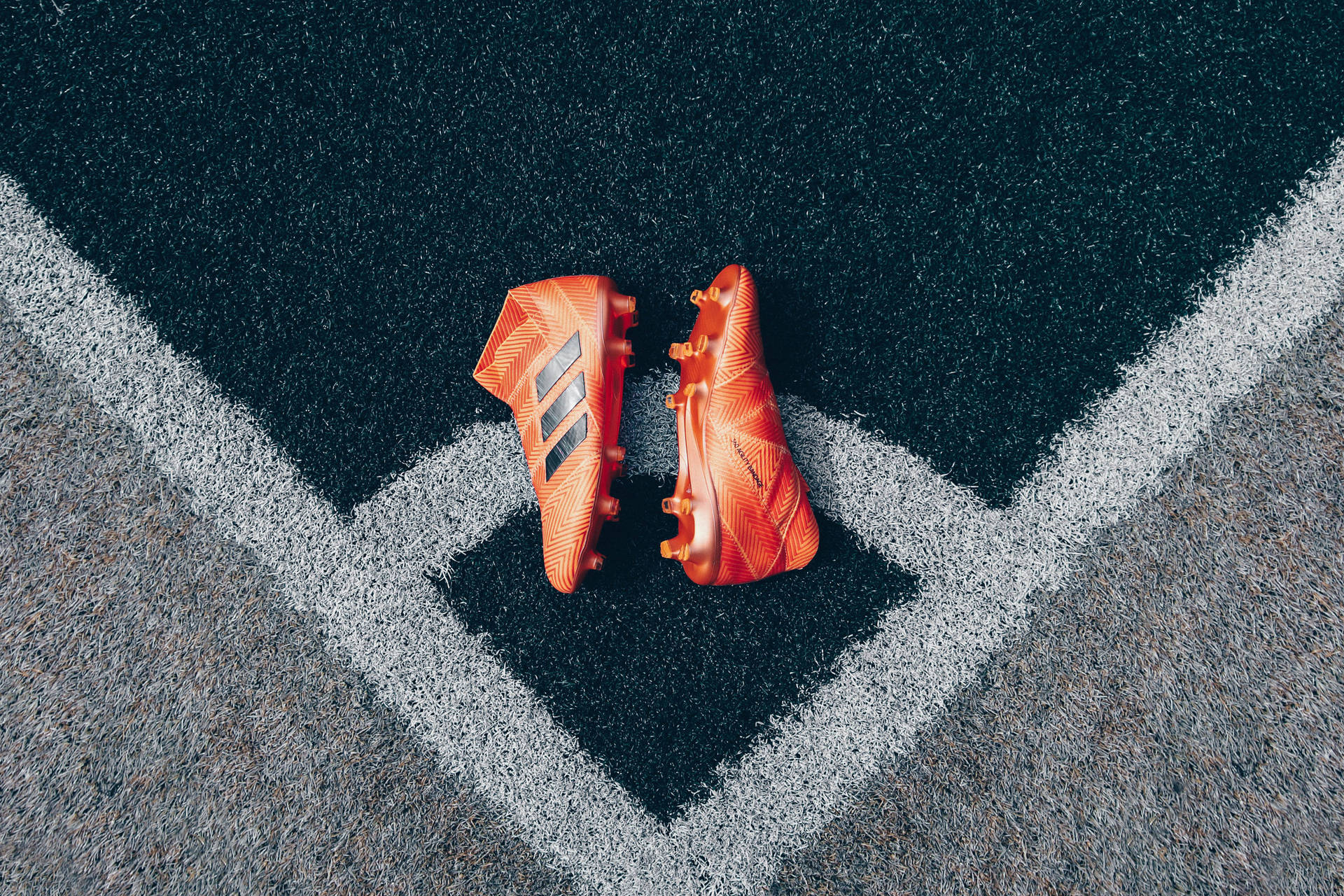 วอลเปเปอร์รองเท้าสตั๊ด Adidas บนมุมโค้งสนาม — ฟุตบอล วอลเปเปอร์
