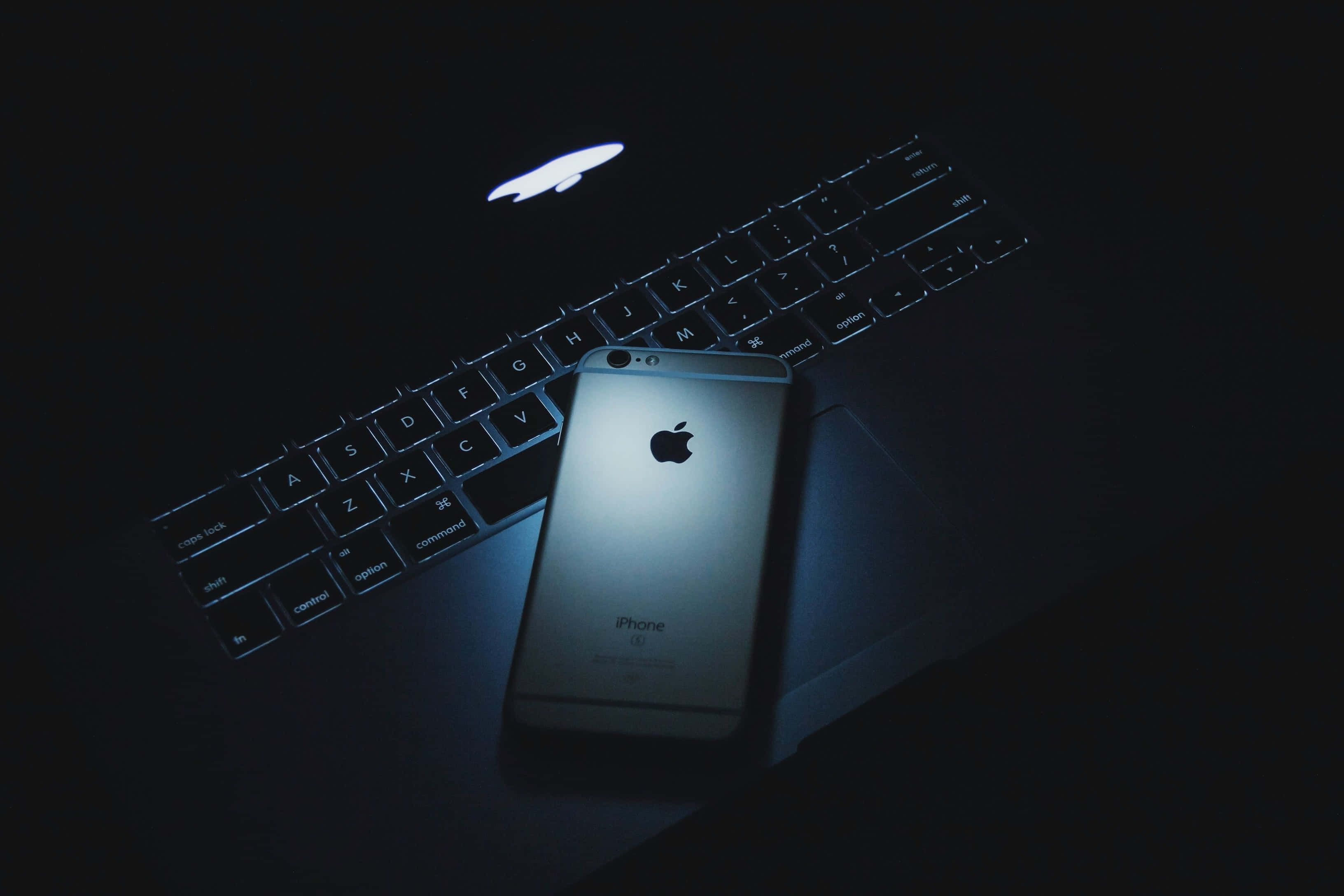 เพลิดเพลินกับการใช้ MacBook อย่างสบาย วอลเปเปอร์