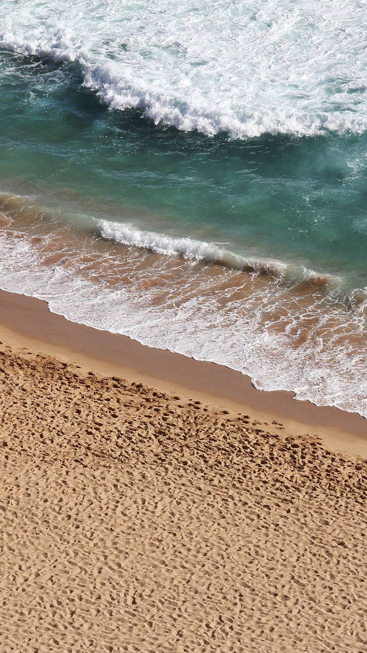 คลื่นทะเลซัดเข้าหาชายหาด วอลเปเปอร์ iPhone — iPhone วอลเปเปอร์