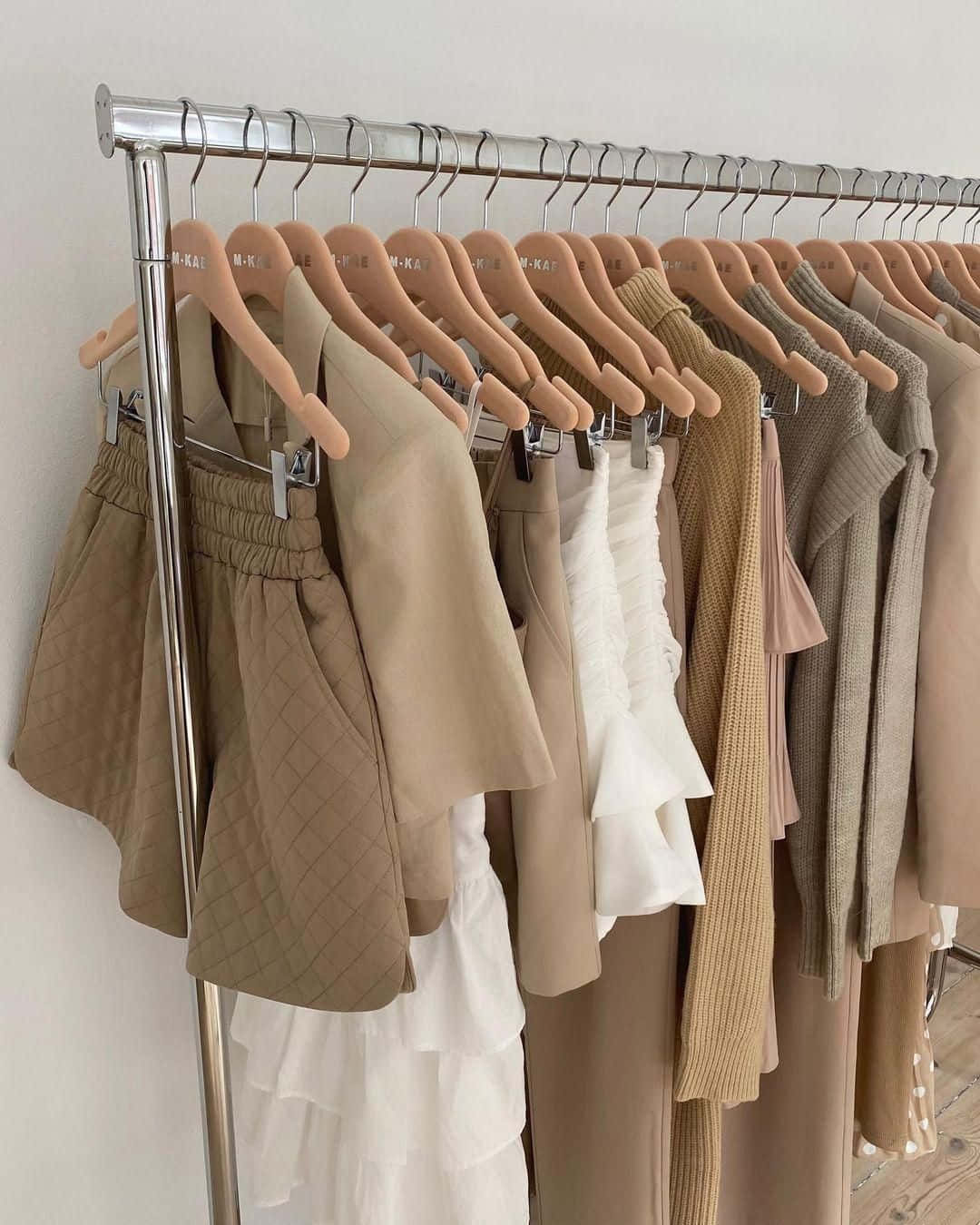 เพลิดเพลินกับความงามอันละเอียดอ่อนของ Aesthetic Beige วอลเปเปอร์