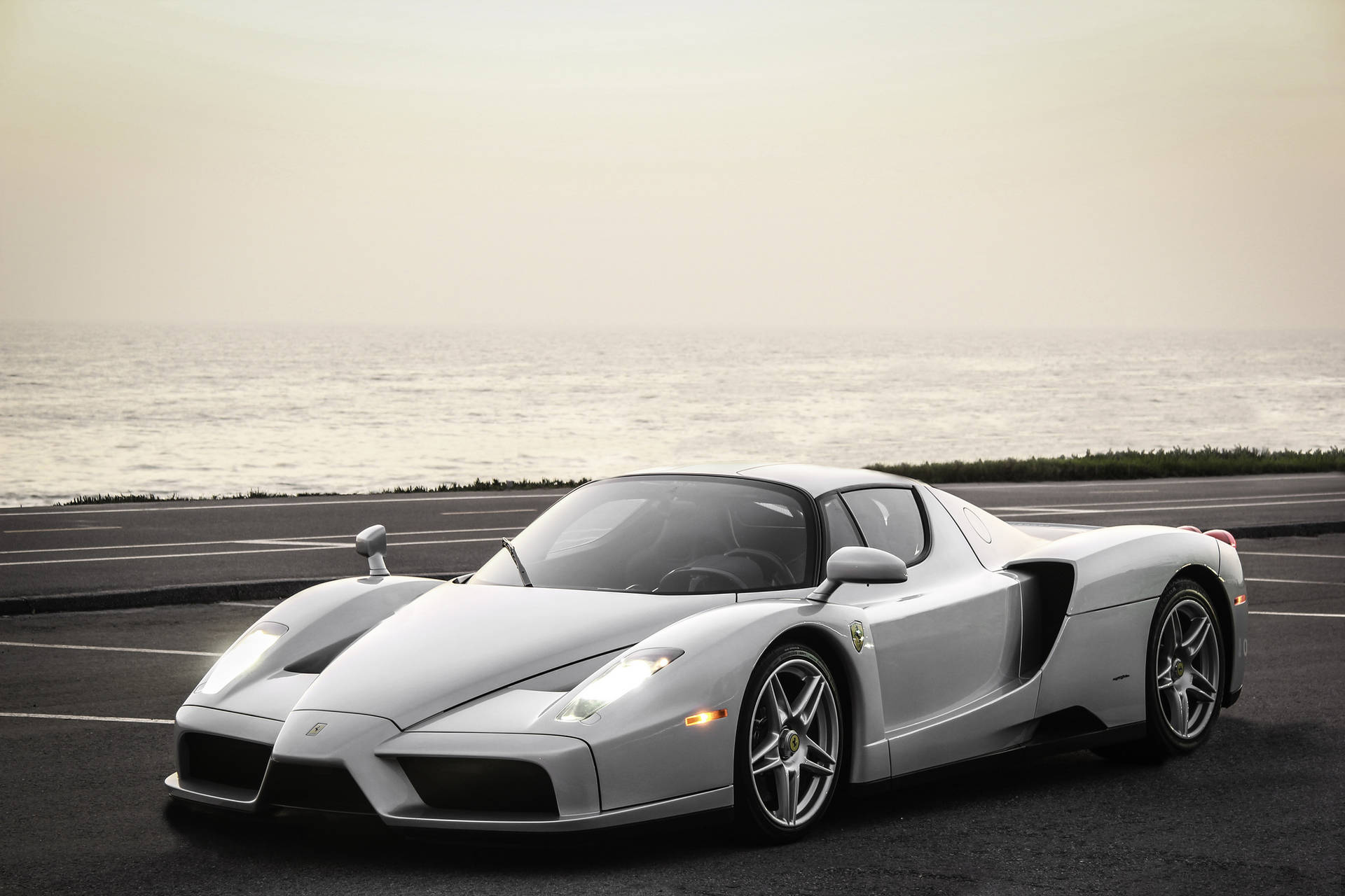 วอลเปเปอร์เฟอร์รารี เอ็นโซ สีเงินสุดหล่อ พร้อมพื้นหลังทะเล — Ferrari วอลเปเปอร์