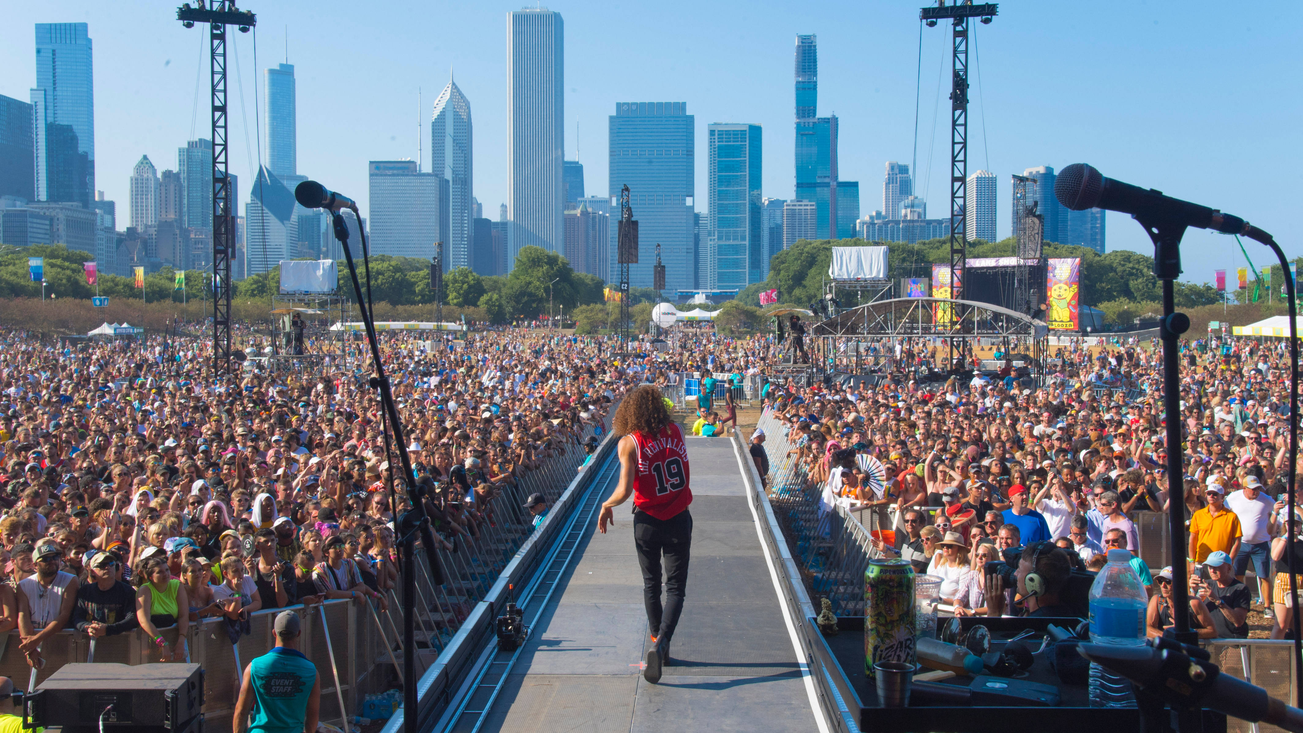 เพลิดเพลินกับวันฤดูร้อนที่มีแดดที่ Lollapalooza ชิคาโก! วอลเปเปอร์