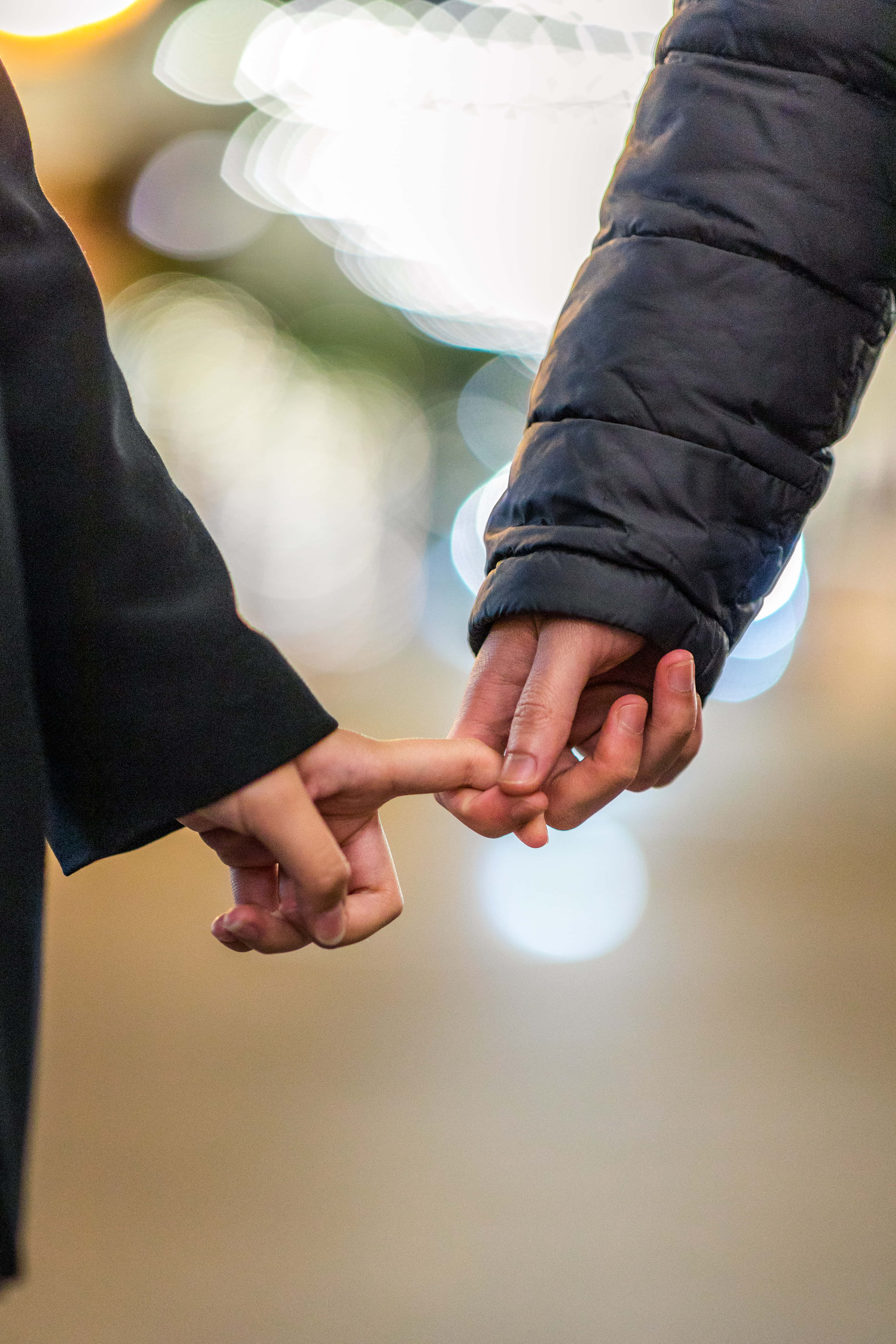 เพื่อนสองคนจับมือแสดงพลังของมิตรภาพ วอลเปเปอร์