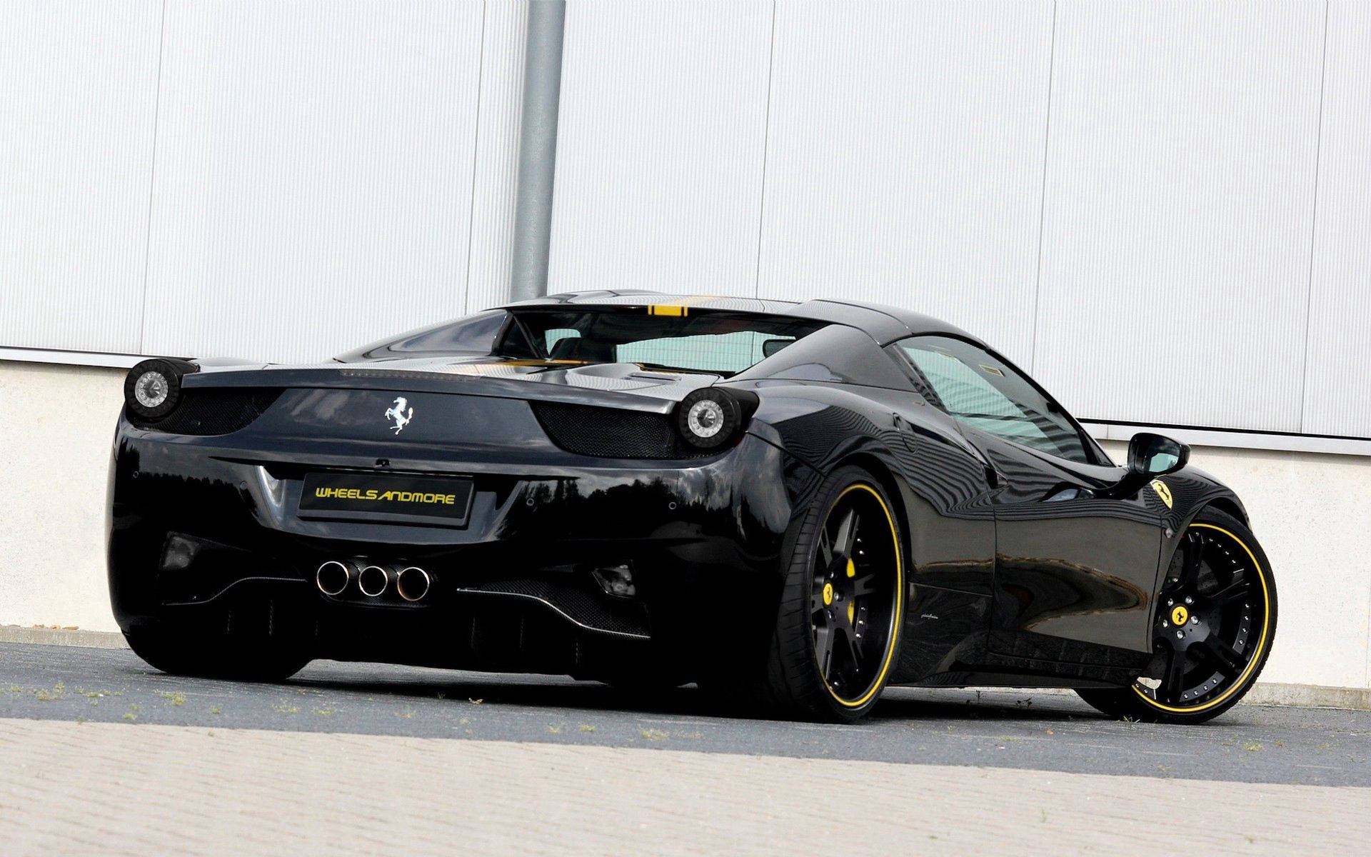วอลเปเปอร์เฟอร์รารี 458 Italia สีดำ มุมมองด้านหลัง พร้อมลวดลายสีเหลือง — Ferrari วอลเปเปอร์