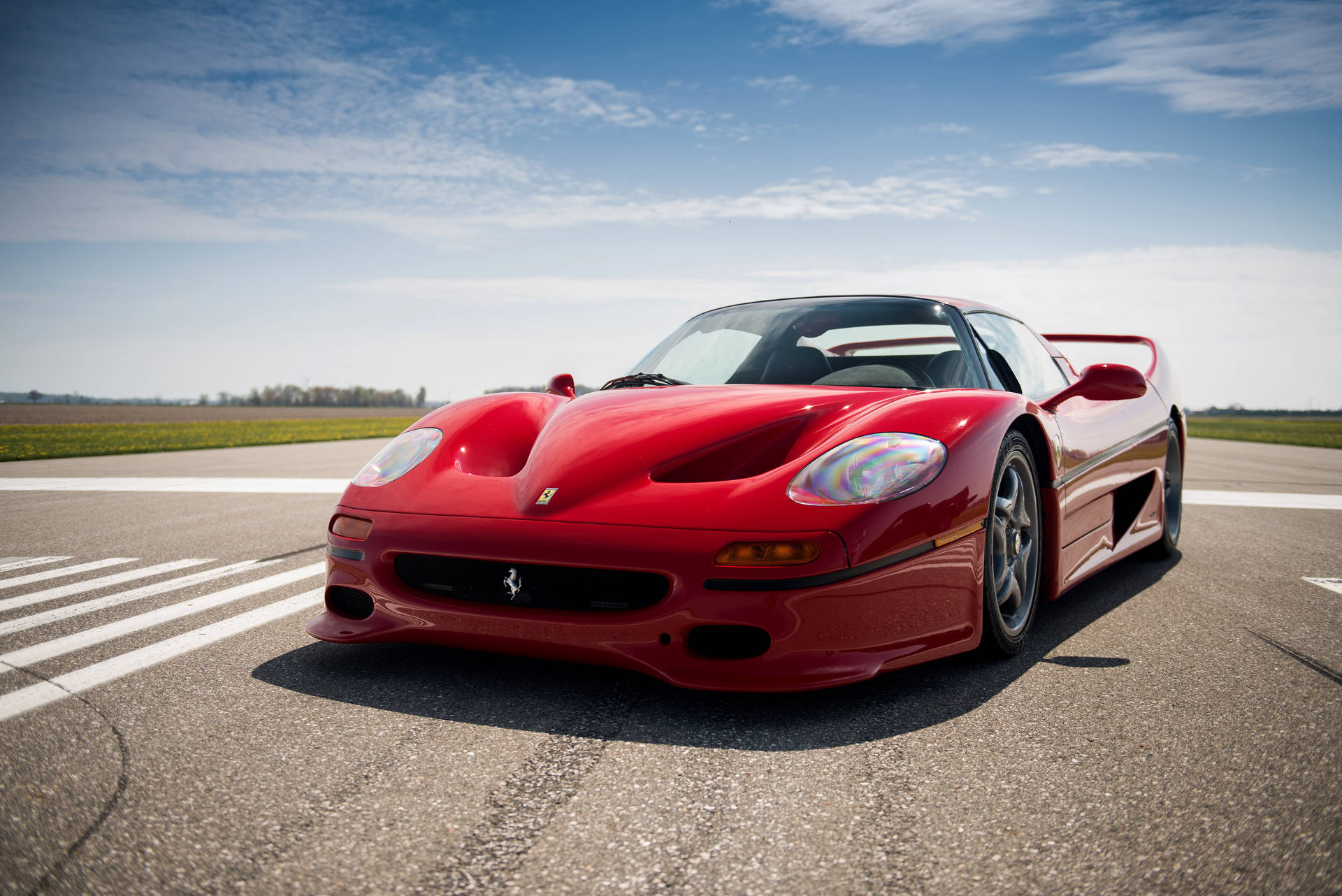 วอลเปเปอร์เฟอร์รารี F50 สีแดง บนทางม้าลาย — Ferrari วอลเปเปอร์