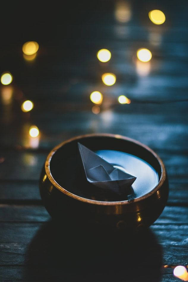 เรือโอริกามิลอยในชาม — สุนทรียภาพศิลปะ GIF วอลเปเปอร์