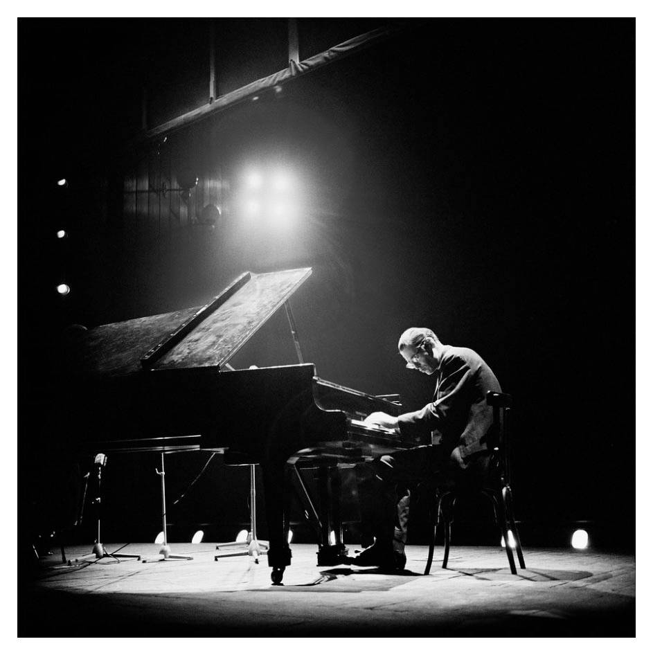 เวทีสปอตไลท์ เปียโนเล่น Bill Evans วอลเปเปอร์