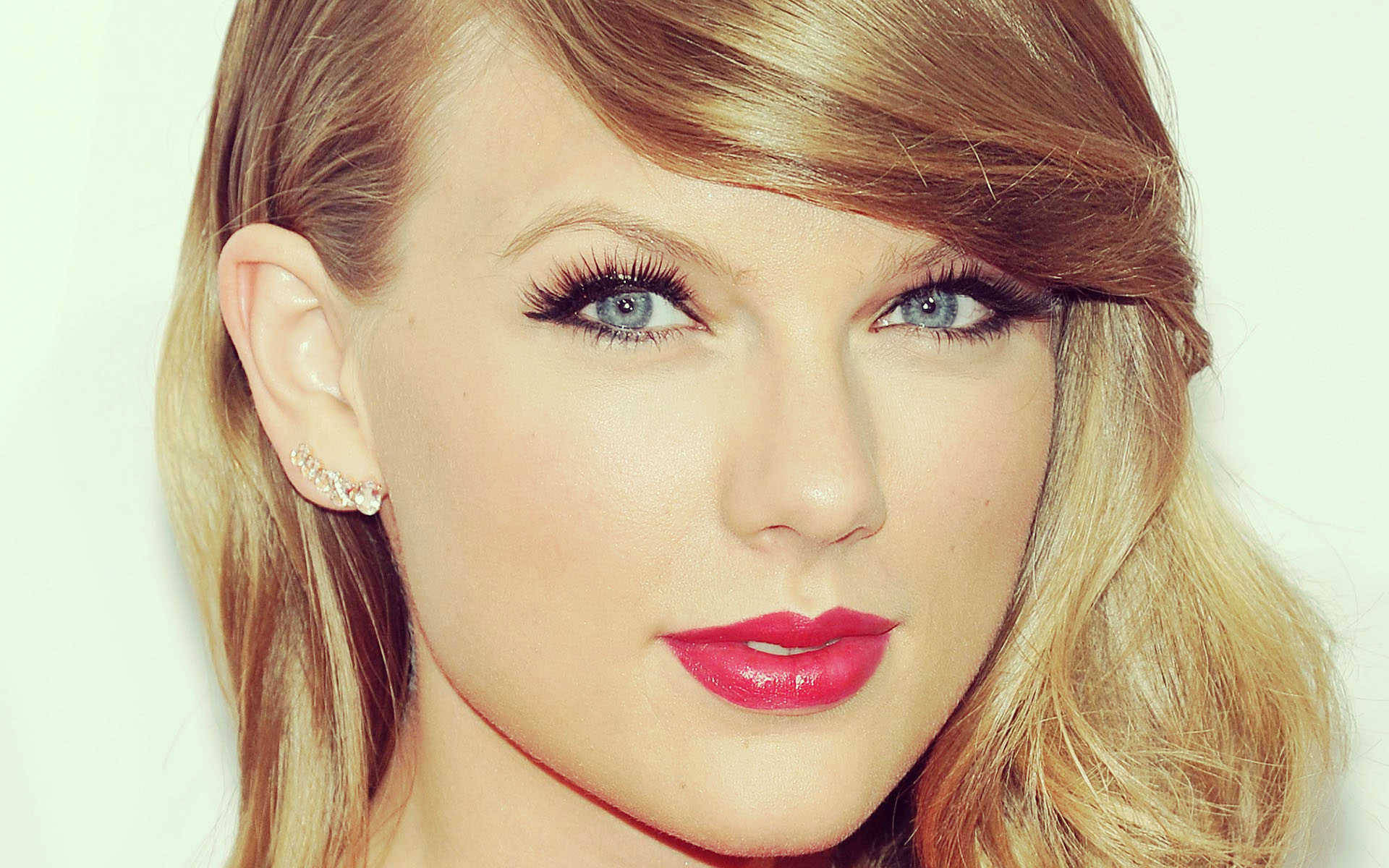 ภาพวอลเปเปอร์ระยะใกล้ของเทย์เลอร์ สวิฟต์ แสดงดวงตาสีฟ้าสดใส — Taylor Swift วอลเปเปอร์
