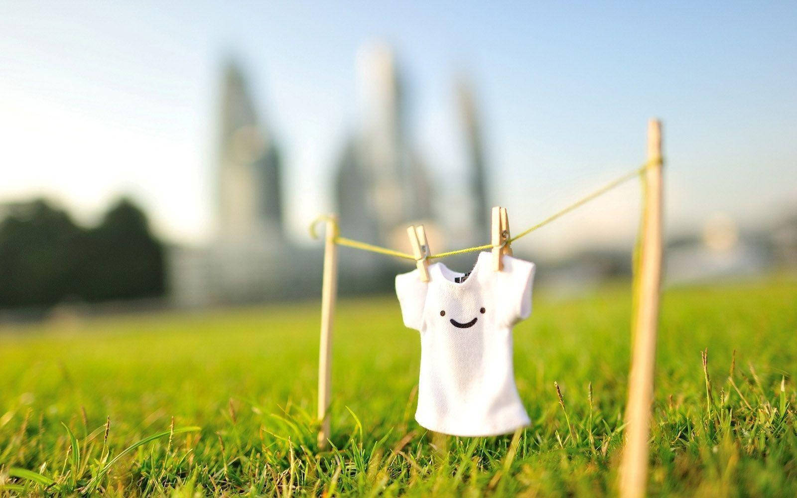 เสื้อยืดยิ้มน่ารักสำหรับเดสก์ท็อป วอลเปเปอร์