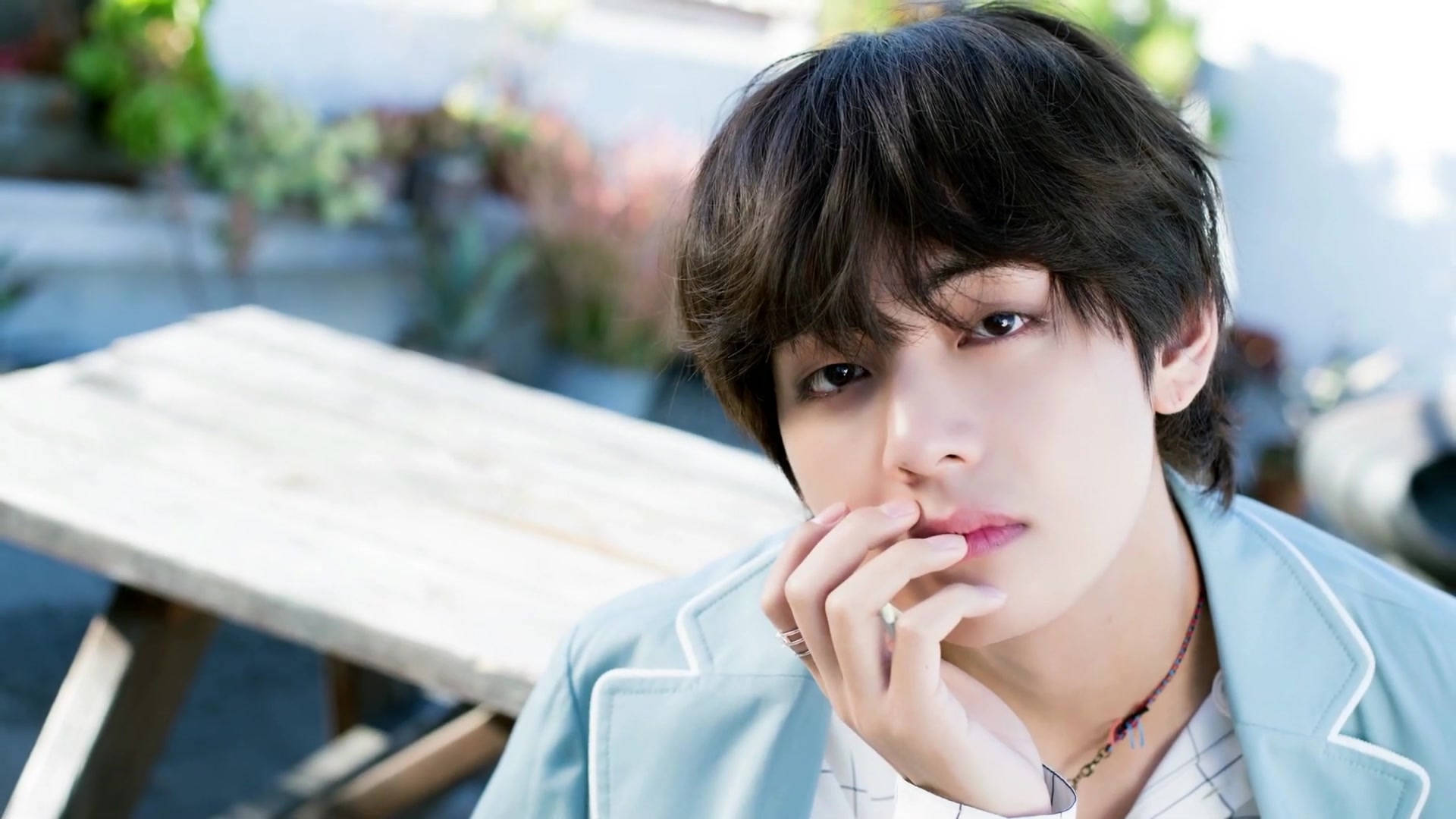 เสื้อโค้ทสีฟ้าอ่อนของ BTS V วอลเปเปอร์