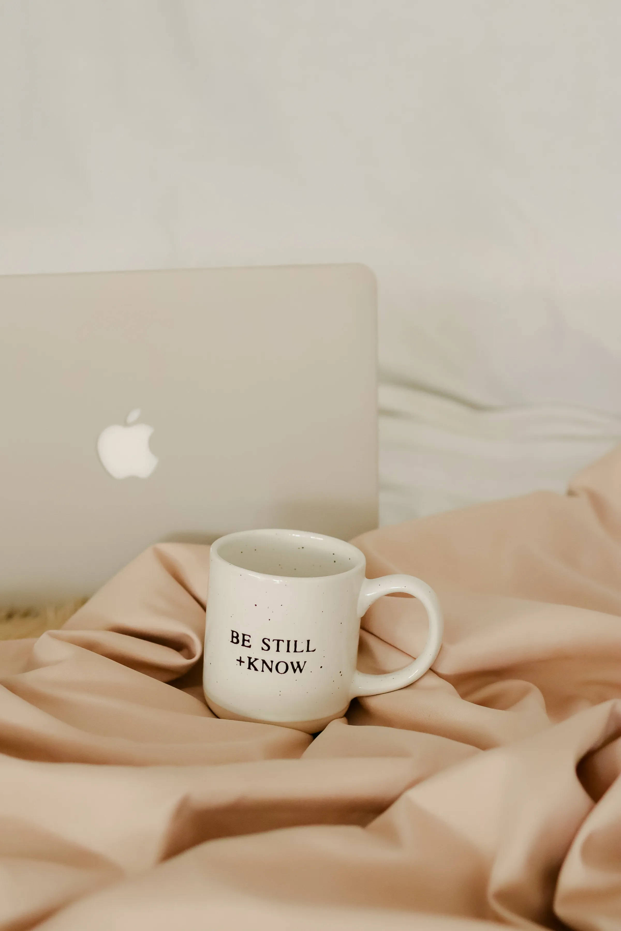 แก้วกาแฟและเคสแล็ปท็อปที่เข้าชุดกัน วอลเปเปอร์