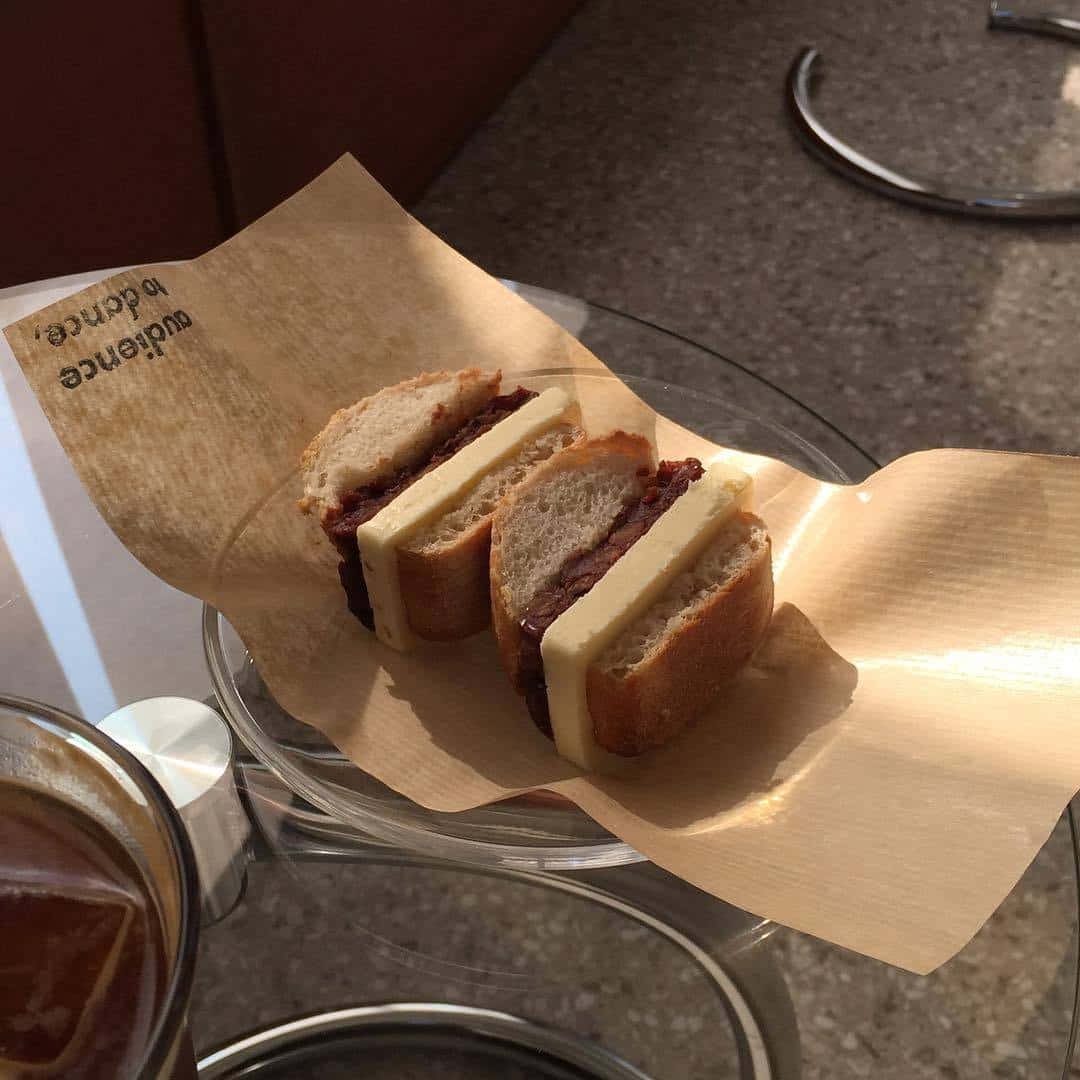 แซนด์วิชบนจานพร้อมกาแฟหนึ่งถ้วย วอลเปเปอร์