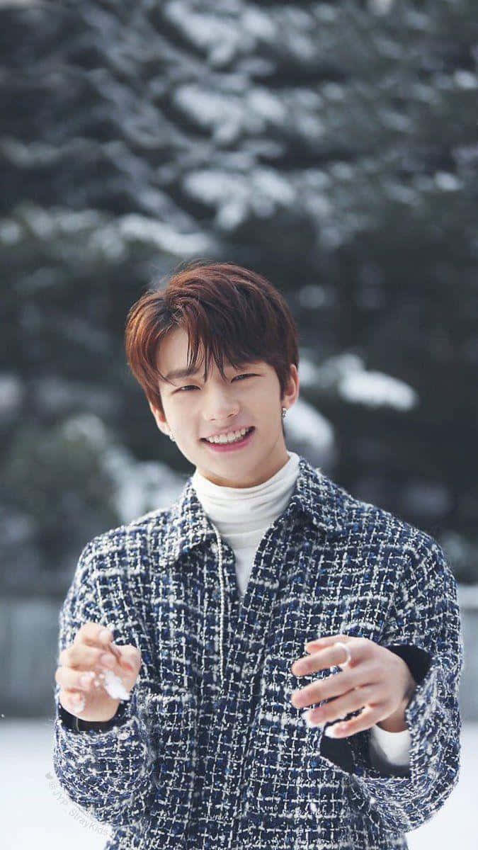 แร็ปเปอร์เกาหลีใต้ ฮยอนจิน ท่ามกลางต้นไม้ที่ปกคลุมด้วยหิมะ วอลเปเปอร์