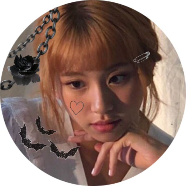 แววตาครุ่นคิดกับสัญลักษณ์กอธิค วอลเปเปอร์