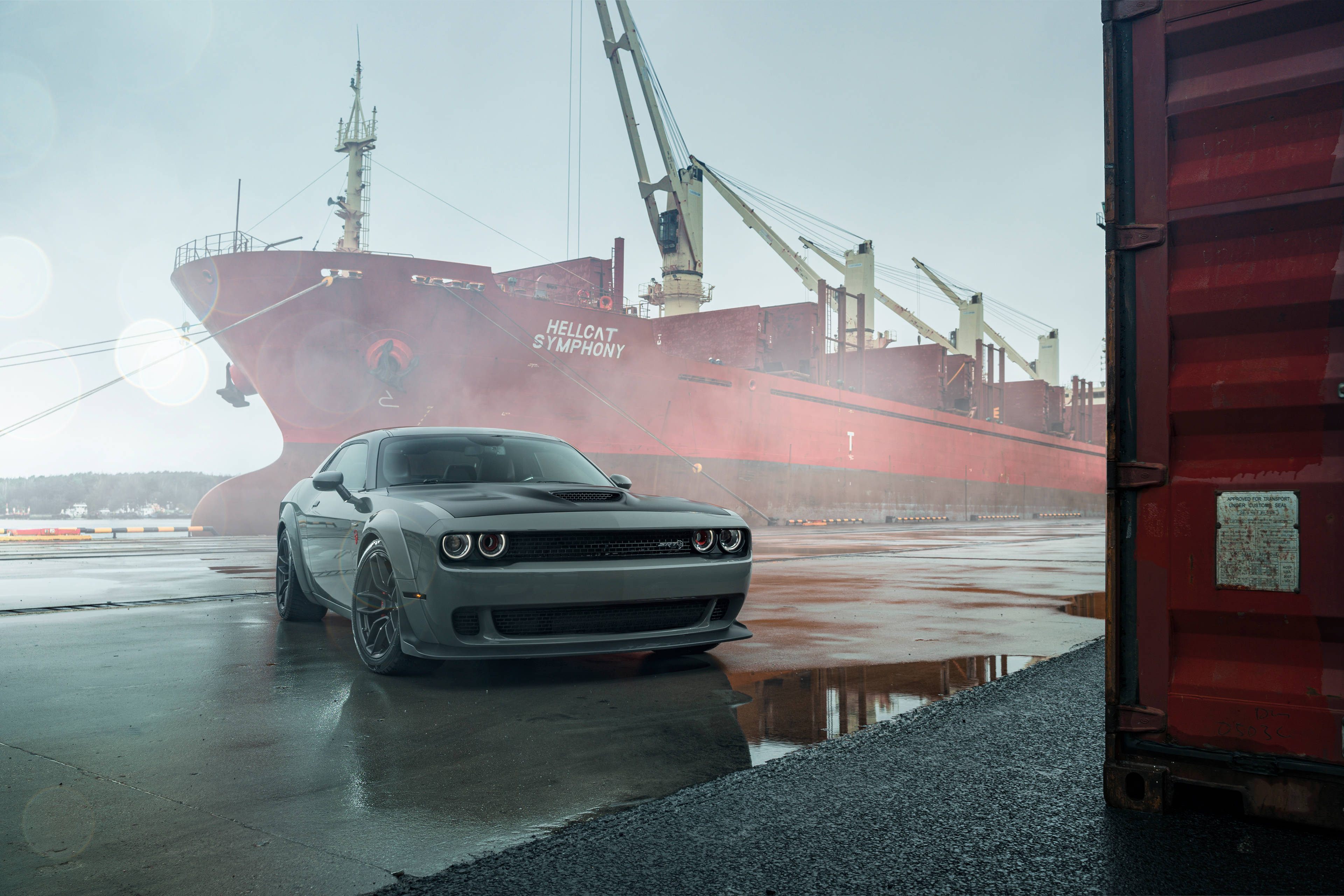 โดดเด่นด้วย Dodge Challenger Demon สีเทา 4K จอดในเมือง วอลเปเปอร์