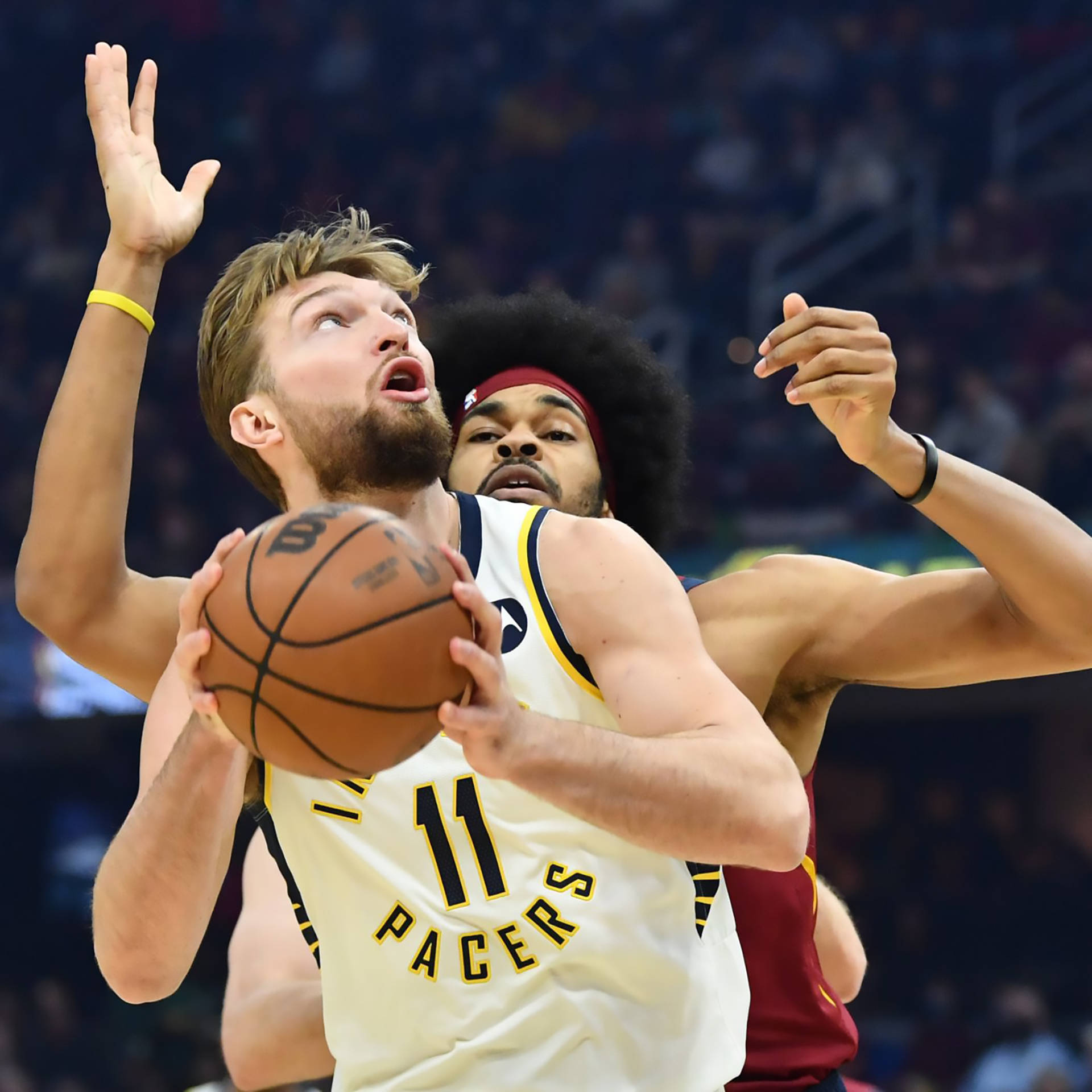 Domantas Sabonis ถูกป้องกันโดย Jarett Allen วอลเปเปอร์