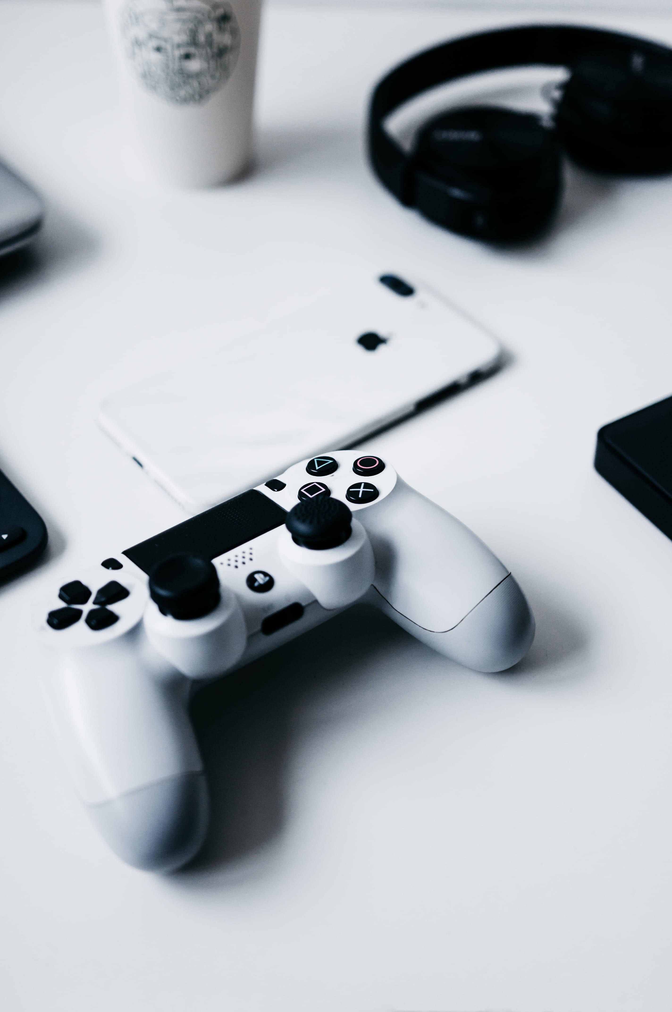 โต๊ะ iPhone พร้อมจอย PlayStation วอลเปเปอร์