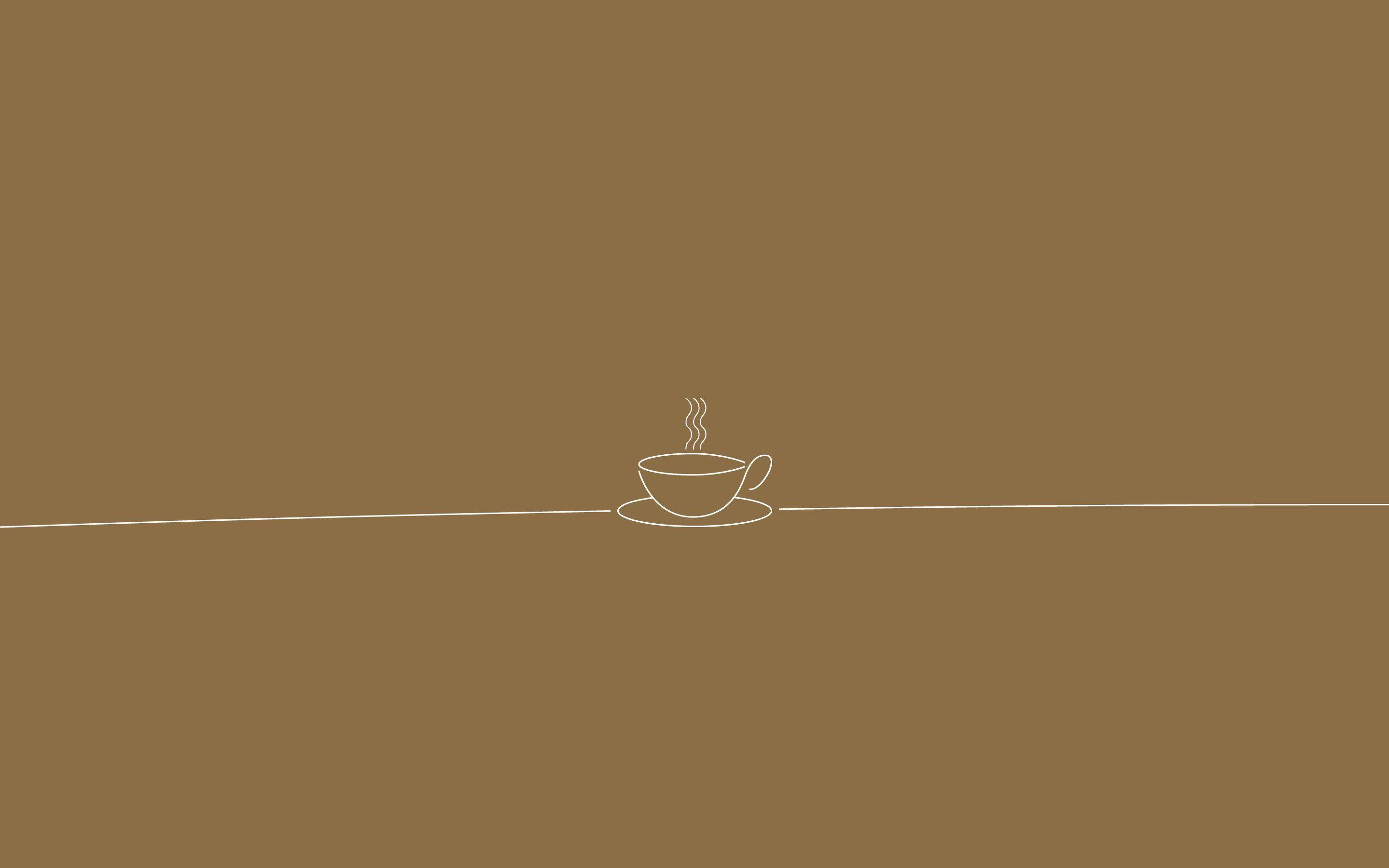 โต๊ะทำงานสไตล์มินิมอลสีน้ำตาลสวยงามพร้อมกาแฟและแล็ปท็อป วอลเปเปอร์