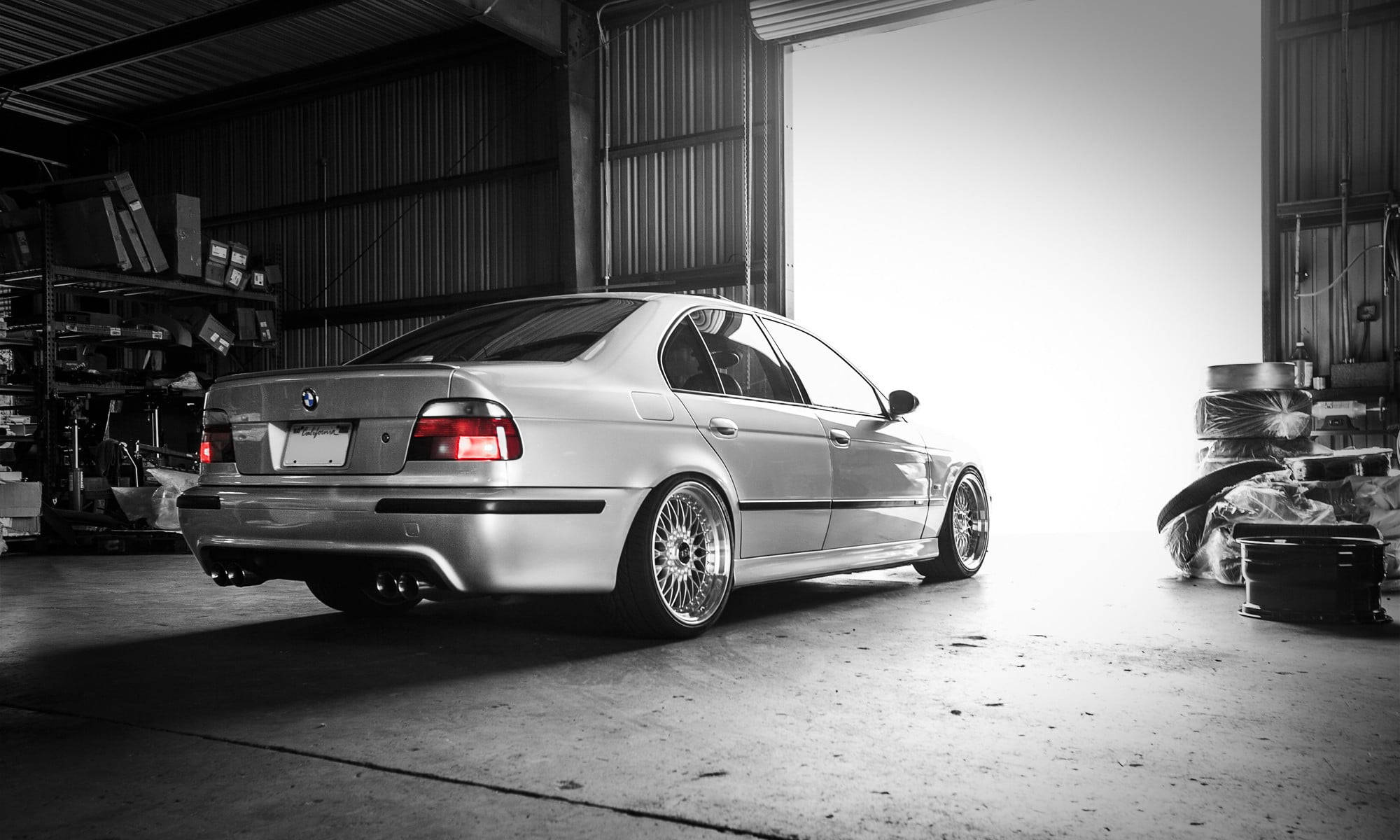 โน๊ตบุ๊ค BMW ดีไซน์เรียบหรูในโทนสีขาวดำ วอลเปเปอร์