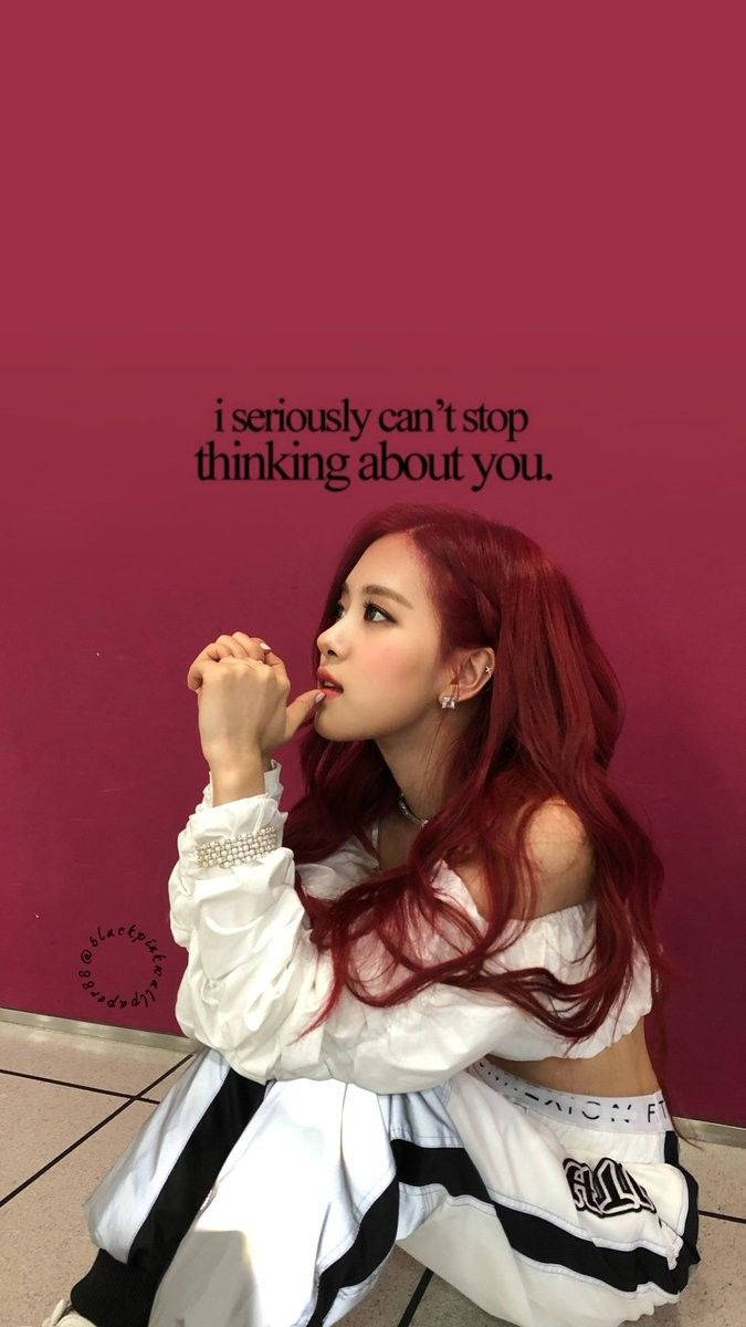 วอลเปเปอร์ Blackpink ของโรเซ่กำลังคิดข้างกำแพงที่มีข้อความ — Blackpink วอลเปเปอร์