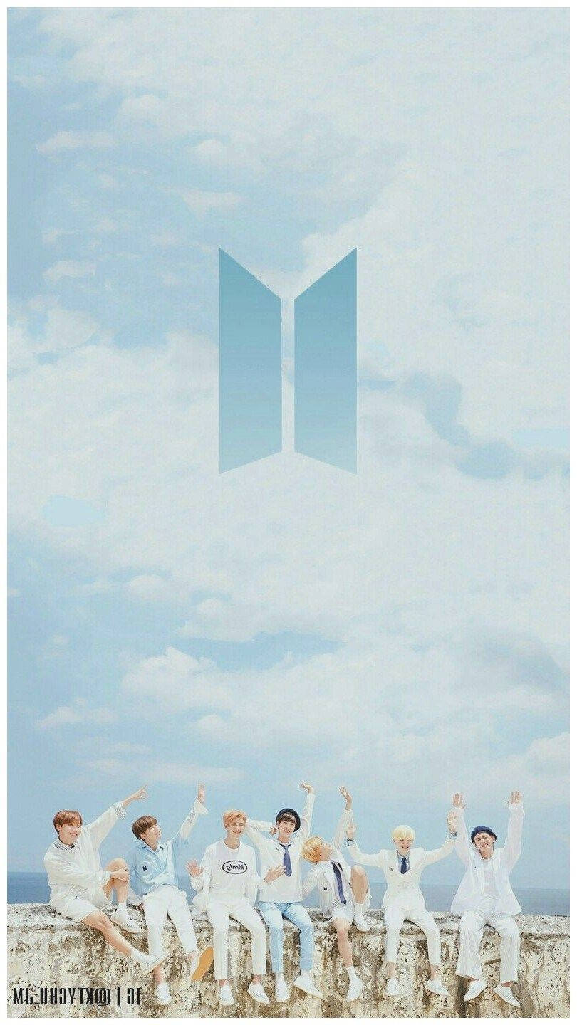 โลโก้ BTS สุดสวยบนท้องฟ้าสีคราม วอลเปเปอร์