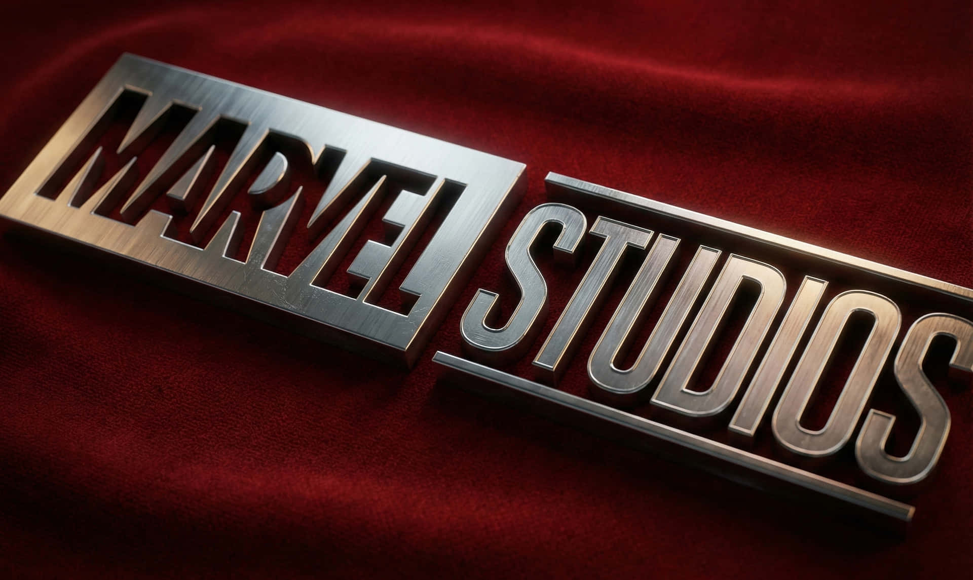 Marvel Studios, Marvel, MCU, โลโก้, โรงภาพยนตร์, ภาพยนตร์, อเวนเจอร์ส, โลหะขัดเงา, เหล็ก, กำมะหยี่สีแดง, พื้นผิว, สง่างาม, มินิมอล, 4K, HD, วอลเปเปอร์เดสก์ท็อป, ซูเปอร์ฮีโร่, ความบันเทิง, พื้นหลังเดสก์ท็อปมินิมอลสุดสง่างามของ Marvel Studios, โลโก้โลหะ Marvel Studios บนกำมะหยี่สีแดง 4K