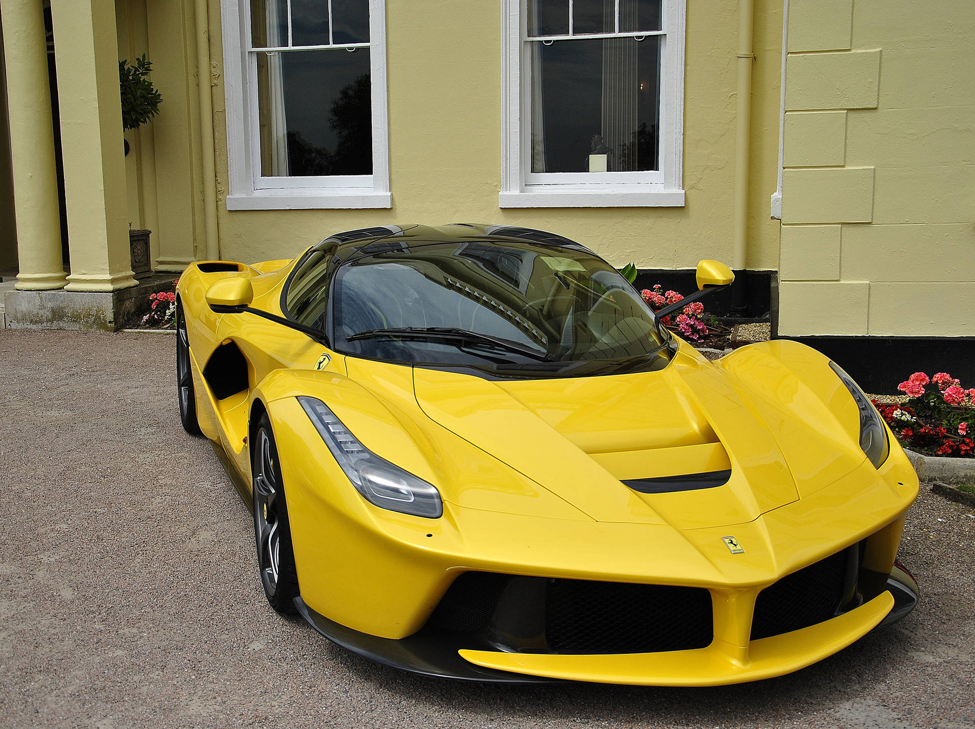 วอลเปเปอร์รถซูเปอร์คาร์ลาเฟอร์รารี สีเหลือง จอดอยู่ — Ferrari วอลเปเปอร์
