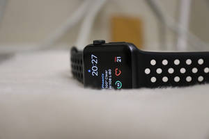 วอลเปเปอร์ Apple Watch พร้อมสายสีดำ — Apple Watch วอลเปเปอร์