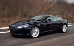Aston Martin DB9 สง่างามบนถนนโล่ง — MacBook Pro 13 วอลเปเปอร์