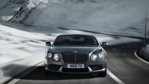 วอลเปเปอร์ Bentley วิ่งในภูเขาหิมะ — Chromebook วอลเปเปอร์