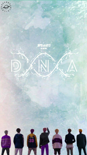 สมาชิก BTS มุมมองด้านหลังเงยหน้าขึ้นบนพื้นหลังที่เขียนว่า DNA อัลบั้มใหม่